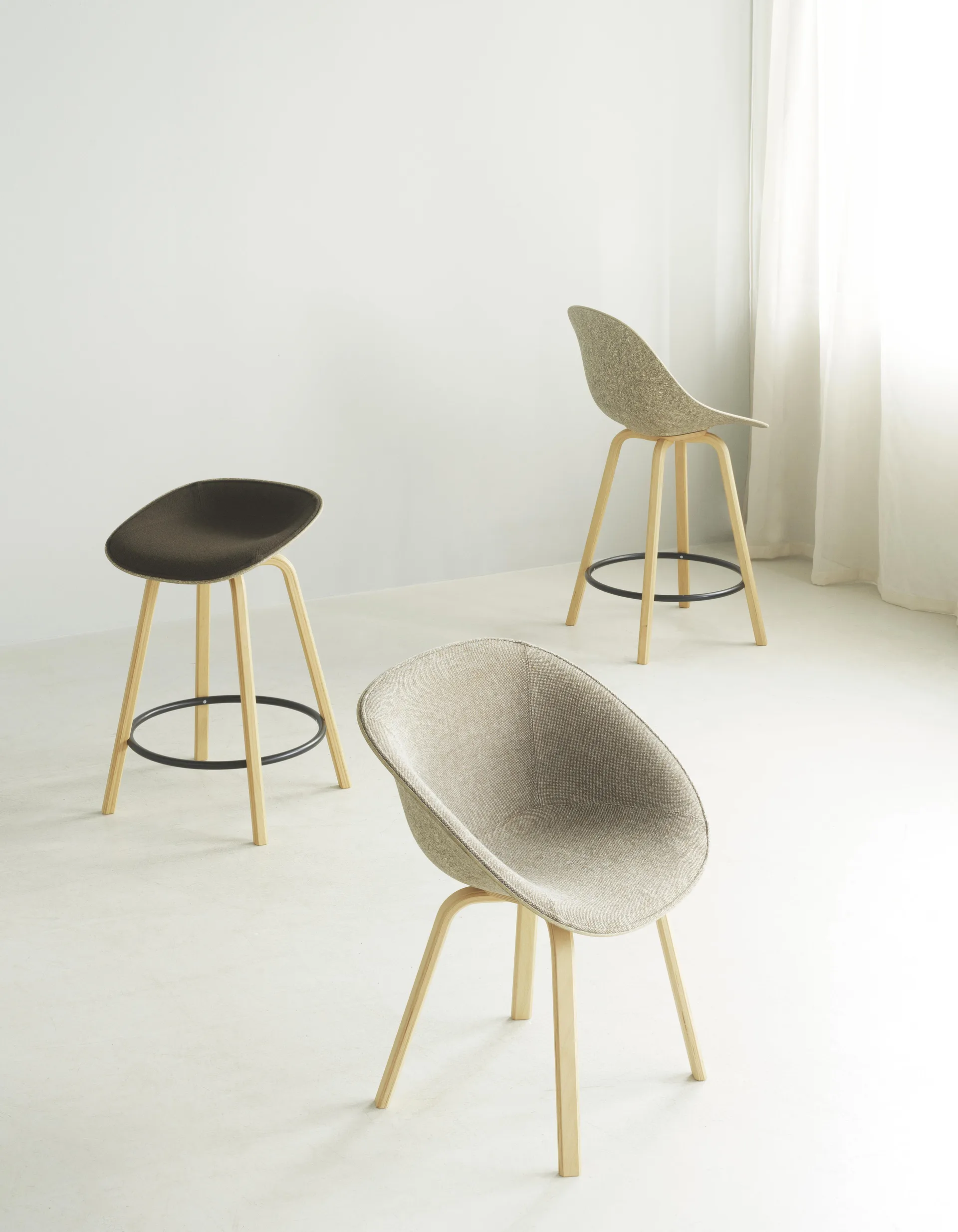 Mat Barstool banqueta estofada na frente 65 cm, Ultra 41599-alga-faia-aço preto Normann Copenhagen