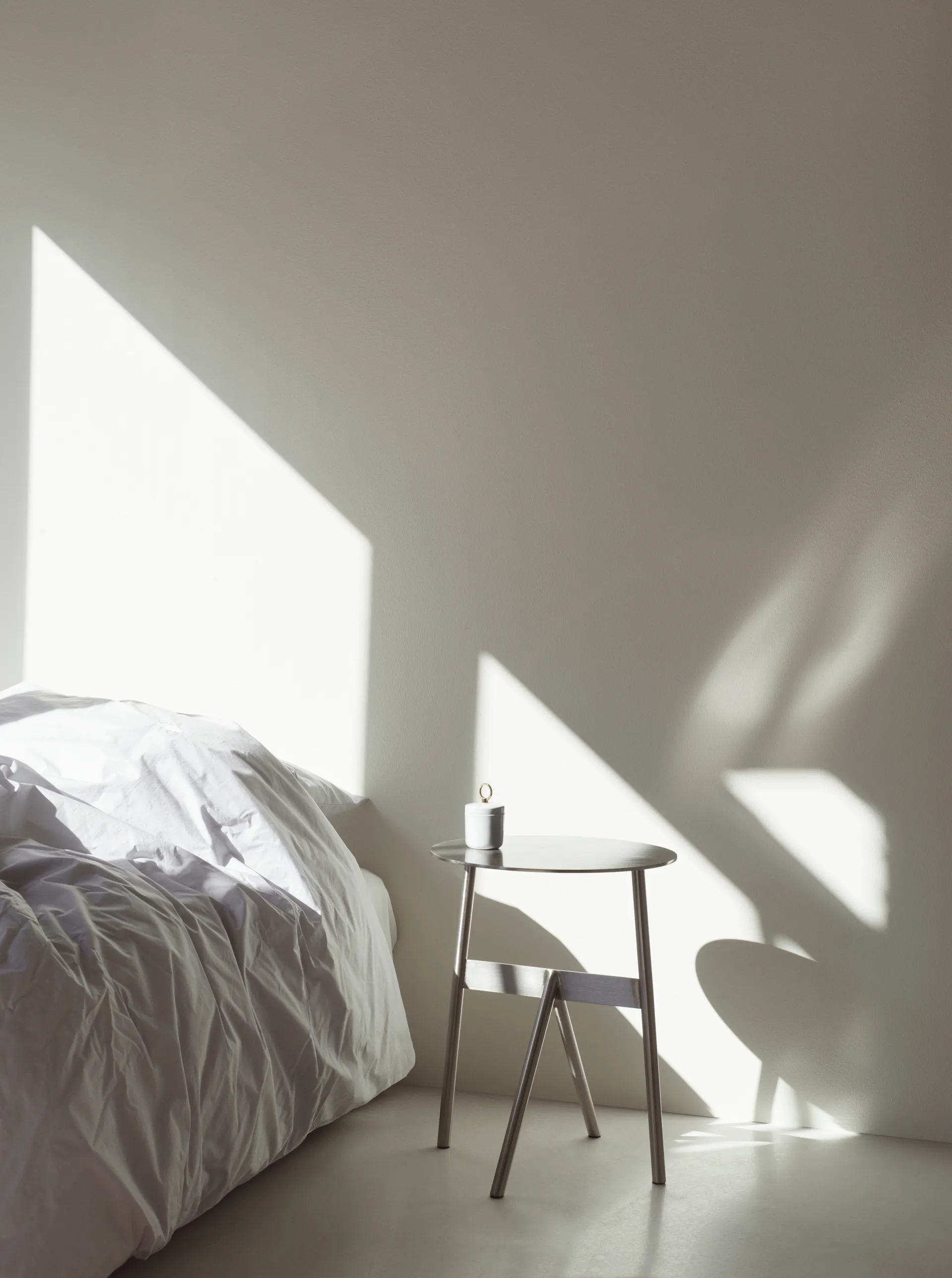 Mesa de apoio Stock Table Ø37 cm H:46 cm, Warm Grey Normann Copenhagen