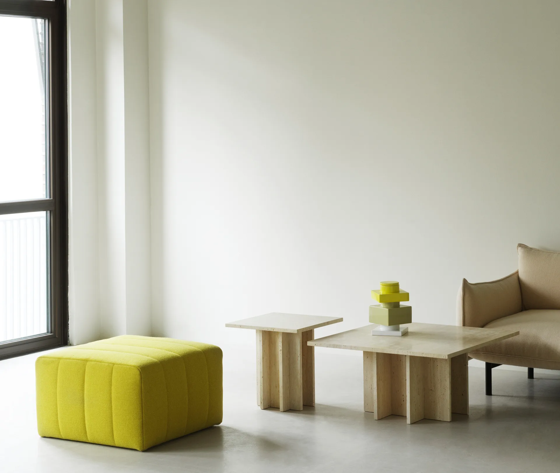 Mesa de centro Edge pequena, Travertine Normann Copenhagen