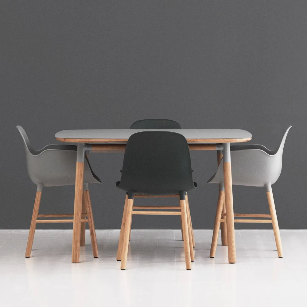 Mesa de jantar Form, vermelho, pernas carvalho Normann Copenhagen