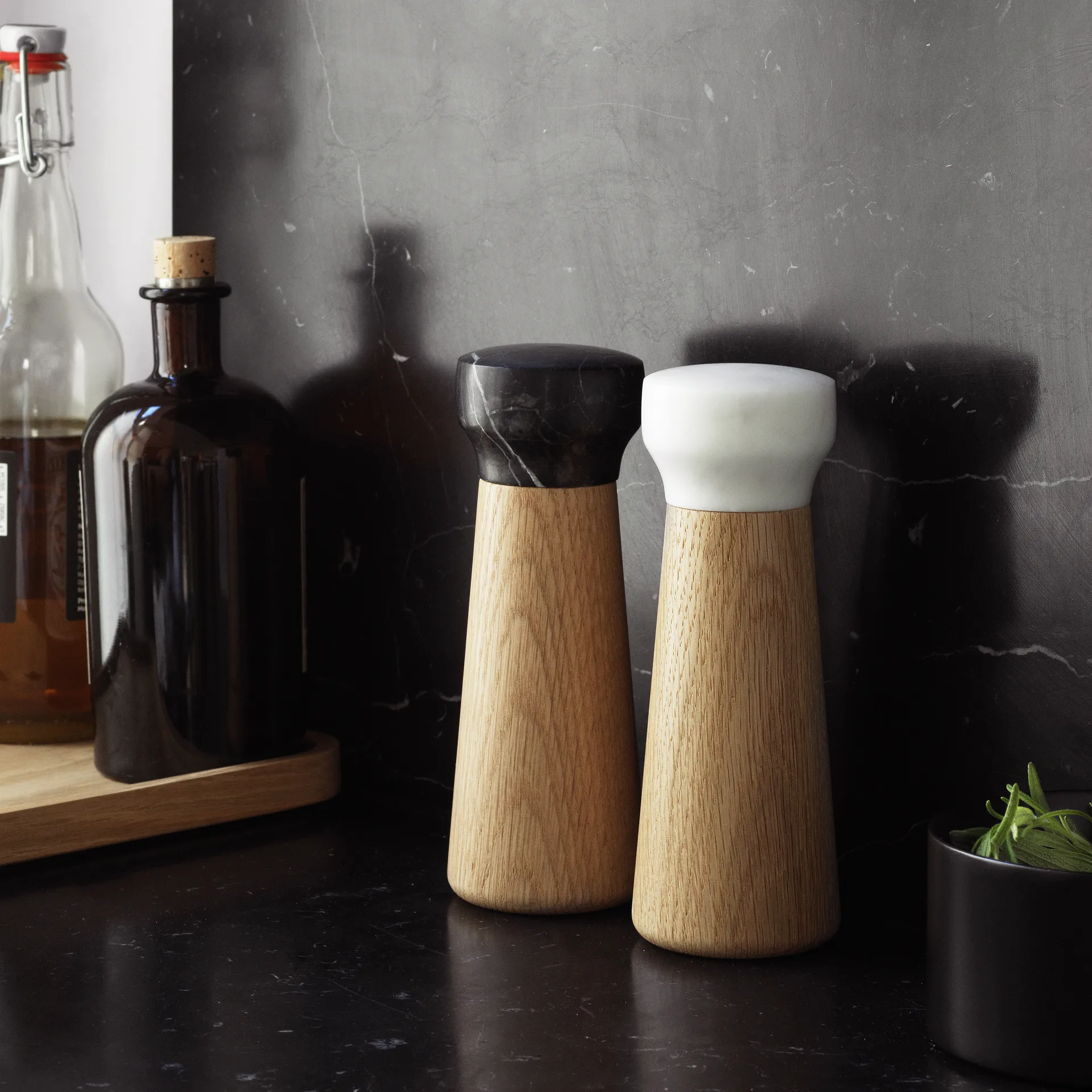 Moinho de pimenta Craft carvalho-mármore preto, pequeno Normann Copenhagen