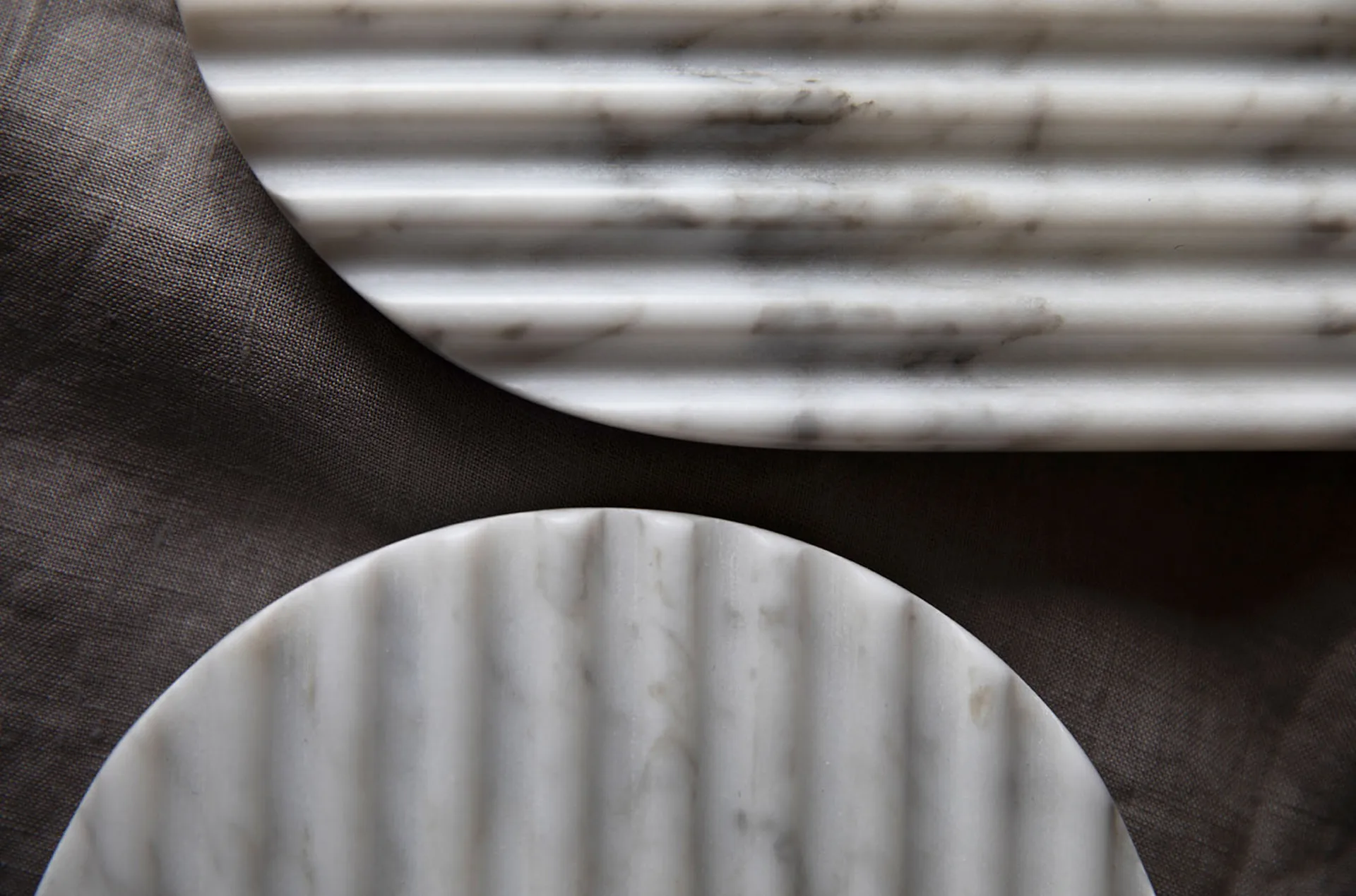 Podium bandeja 90 cm, Mármore branco mix Northern