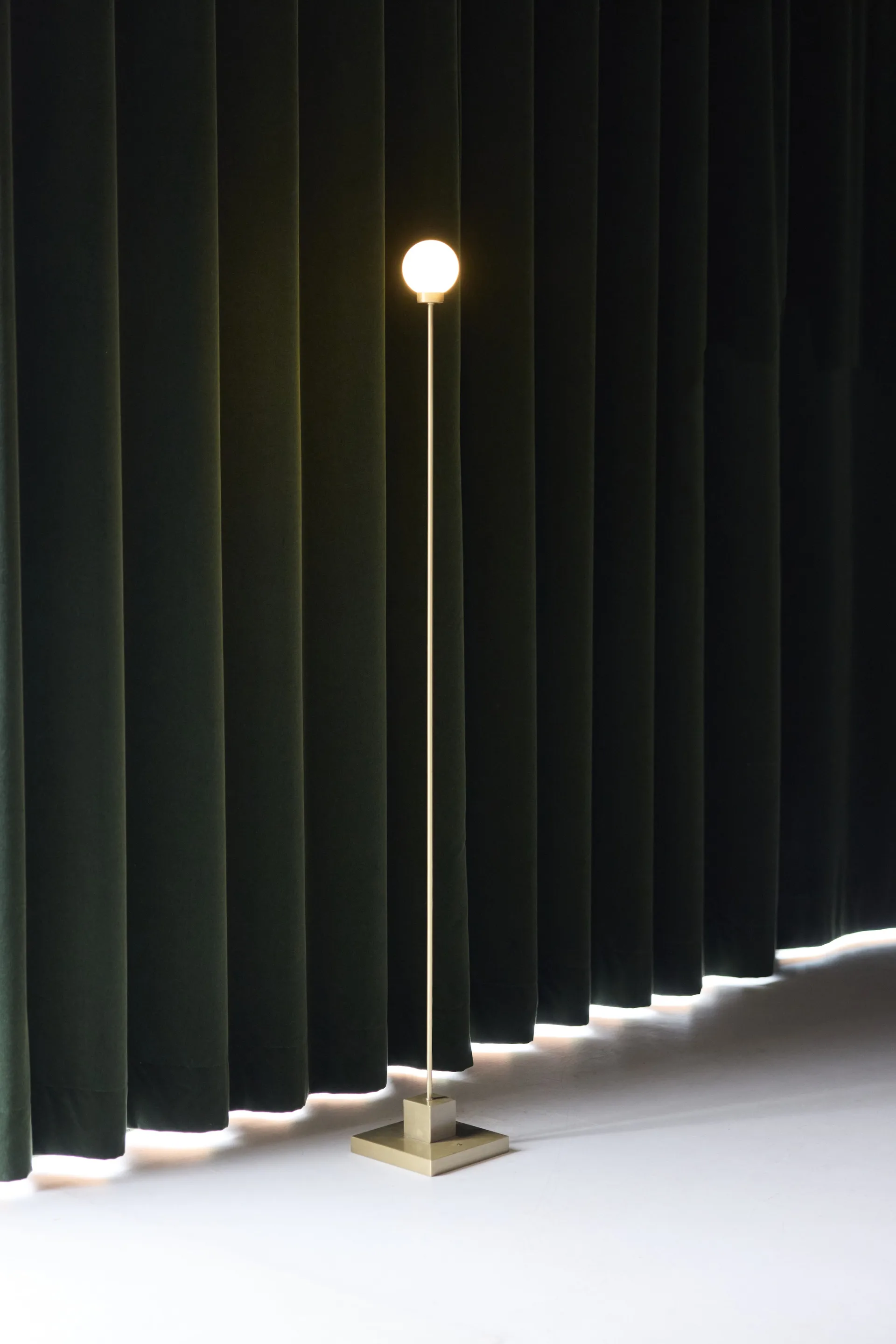 Snowball portabel candeeiro de chão 122 cm, Latão Northern