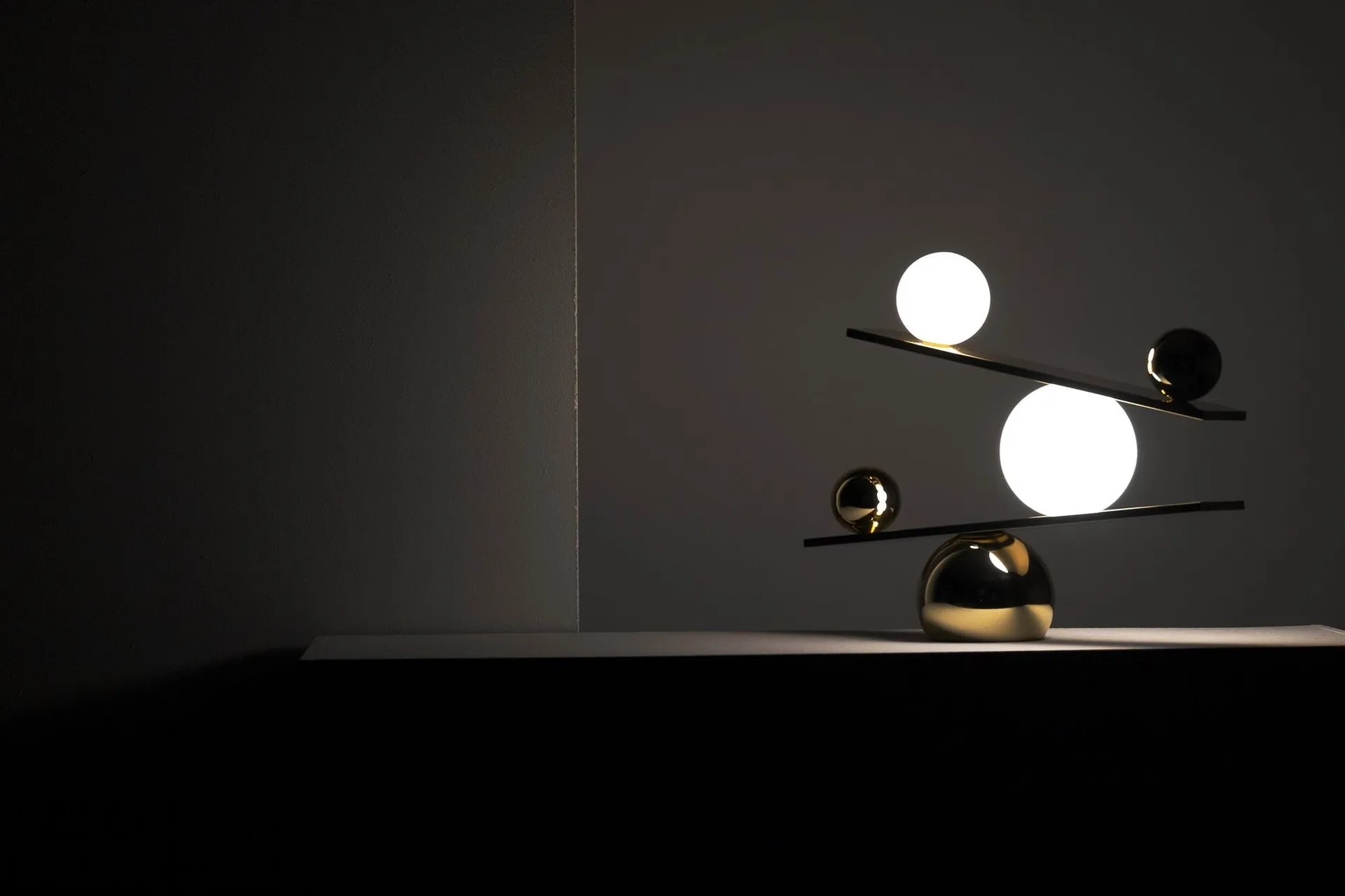 Candeeiro de mesa Balance , Latão, v2 Oblure