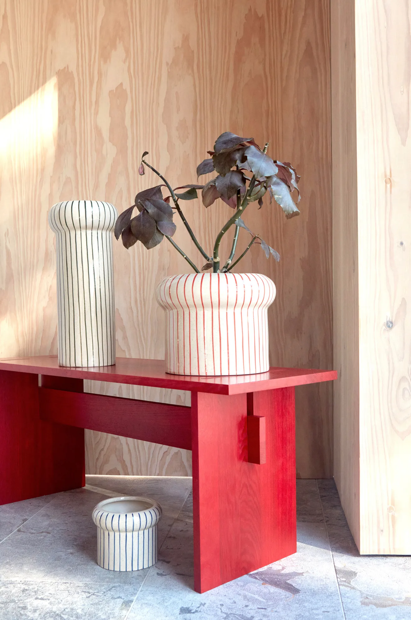 Vaso pequeno Aki Ø16.5 cm , Off white-vermelho OYOY