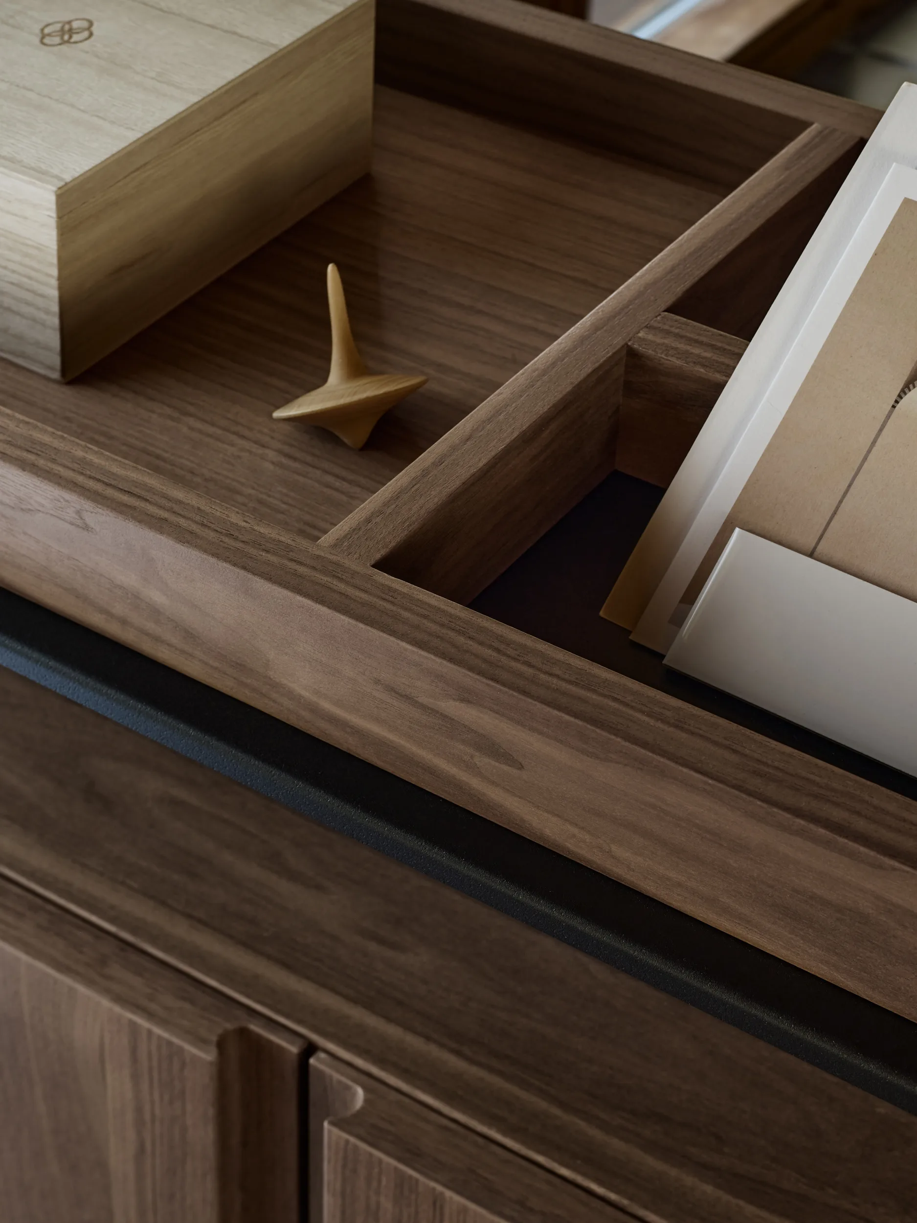 Pira G2 sistema de prateleiras F C A Black/Walnut 240-247 cm Pira