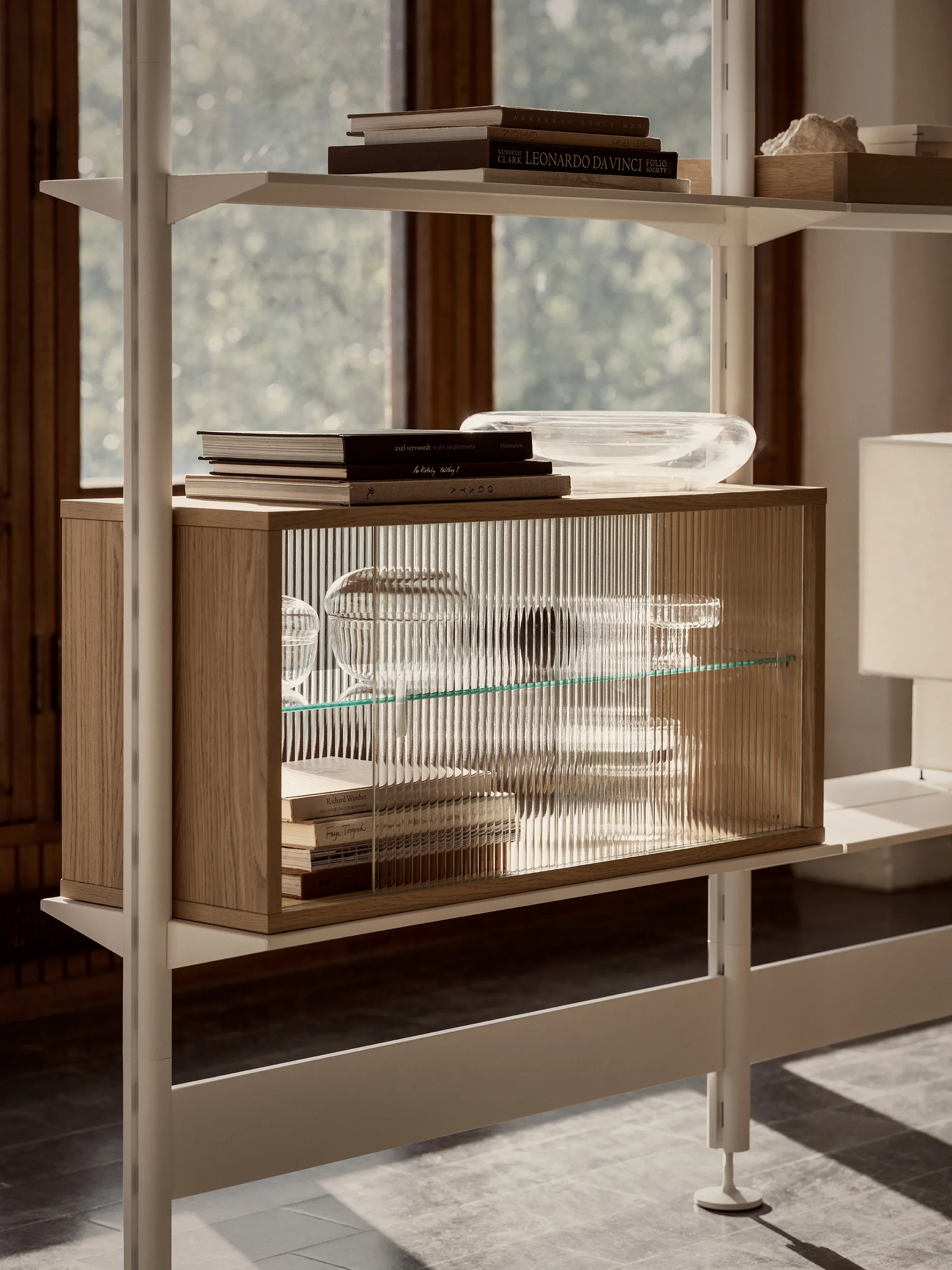 Vitrine Pira, Carvalho branqueado-vidro canelado, 90x31 cm, 4 portas Pira