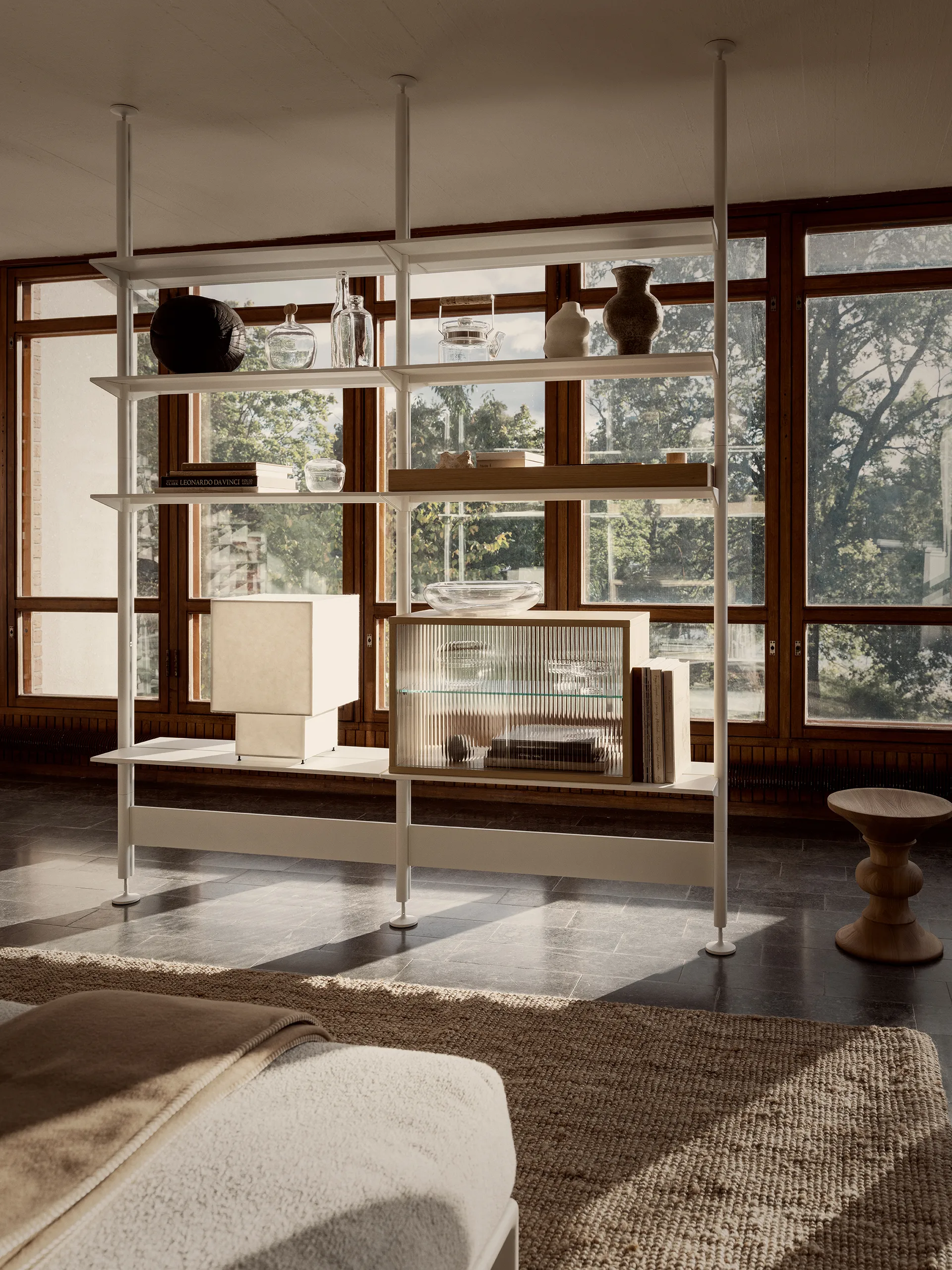 Vitrine Pira, Carvalho branqueado–vidro canelado, 90x31 cm, costas em vidro Pira