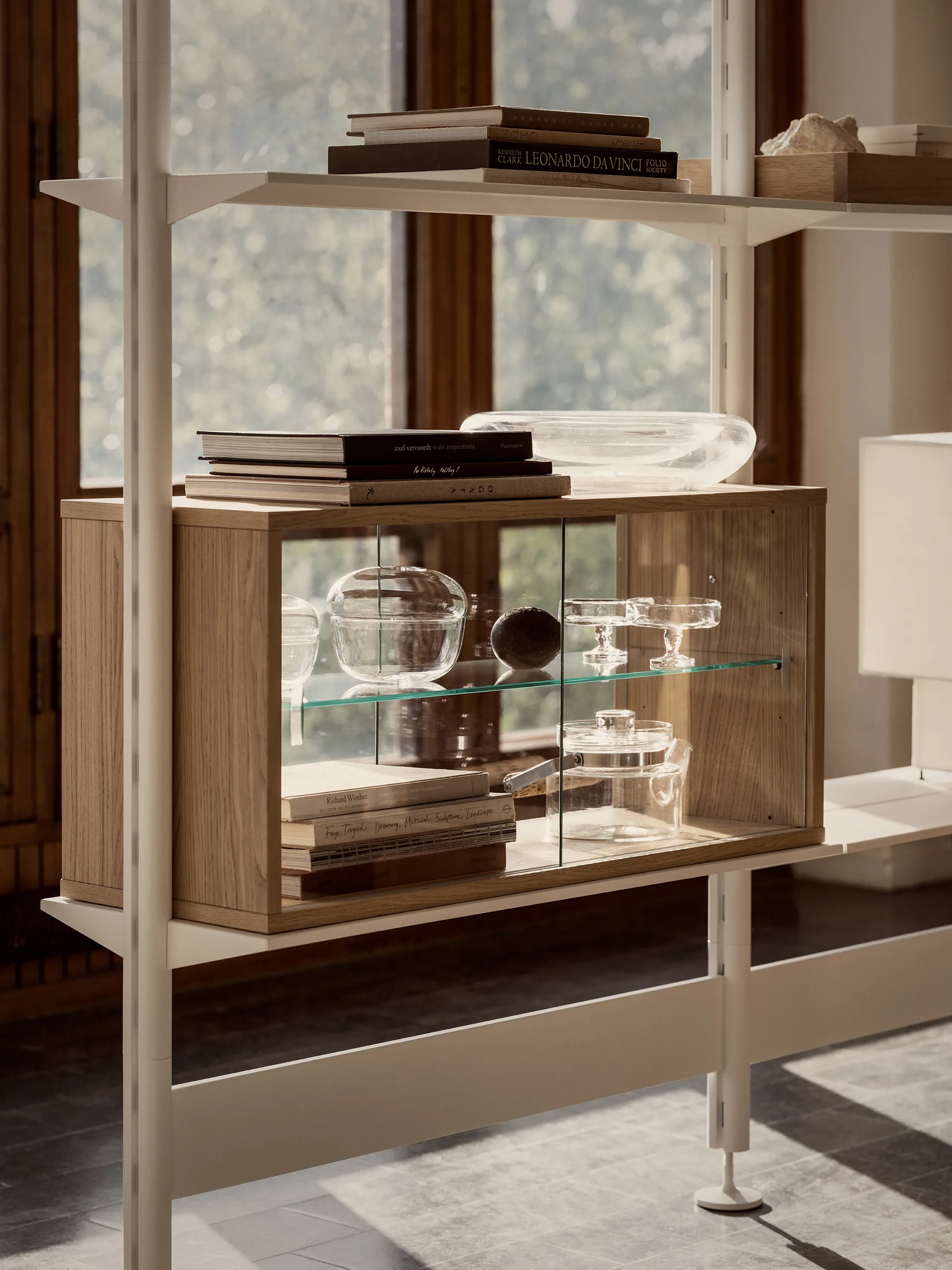 Vitrine Pira, Carvalho branqueado–vidro transparente, 90×31 cm, costas em vidro Pira