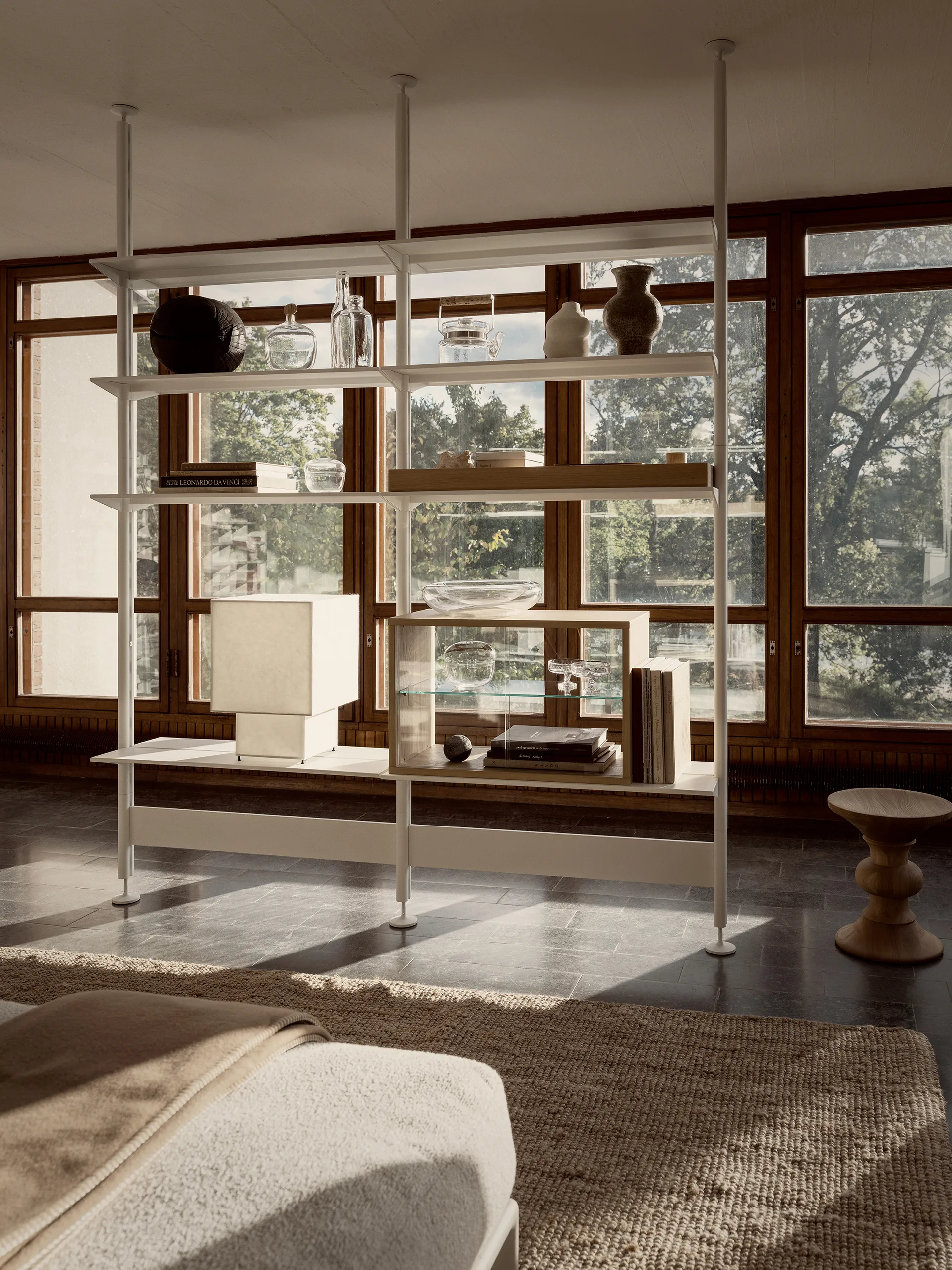 Vitrine Pira, Carvalho branqueado–vidro transparente, 90×31 cm, costas em vidro Pira