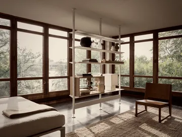 Vitrine Pira - Carvalho branqueado–vidro transparente, 90×31 cm, costas em vidro - Pira