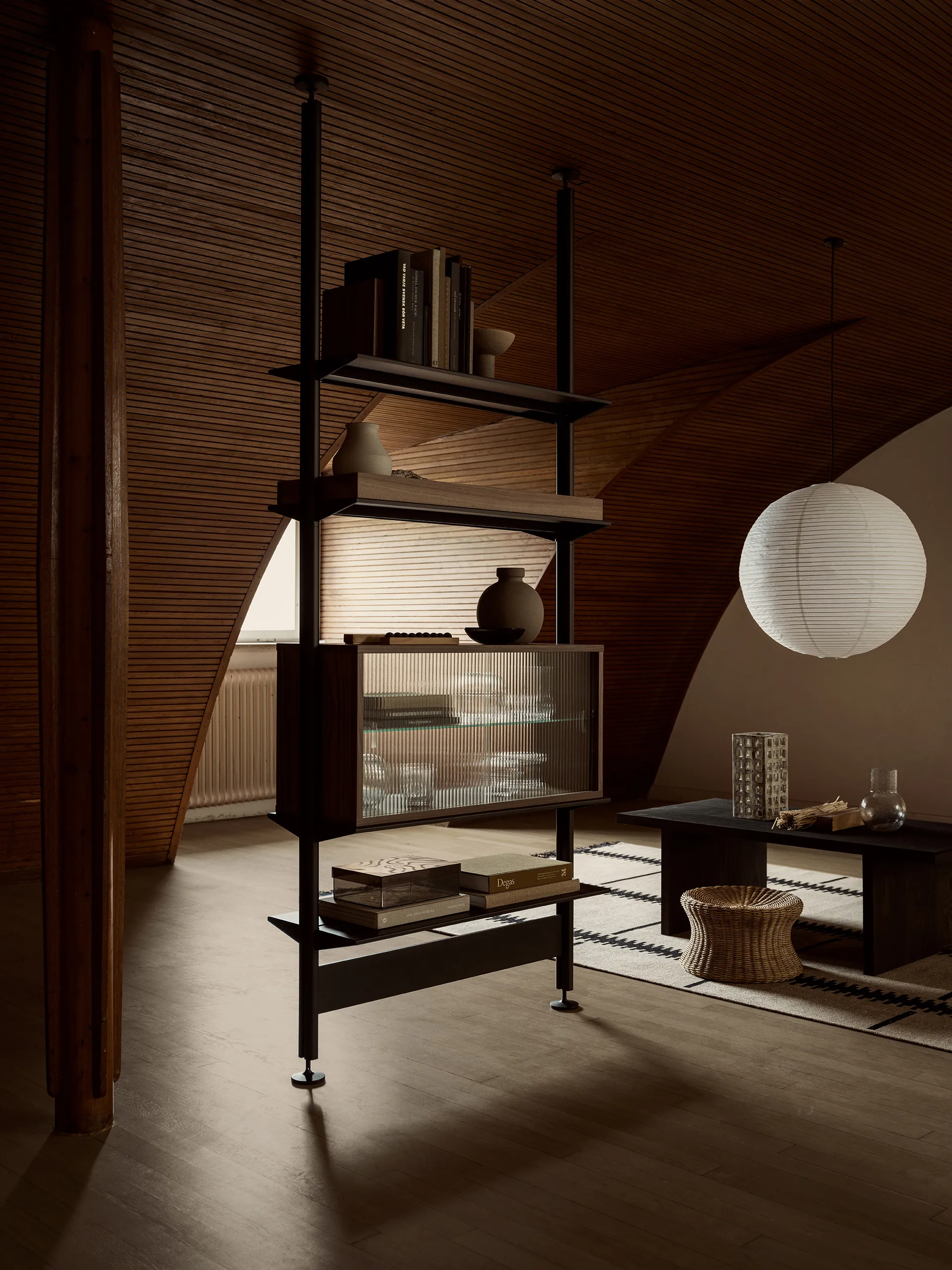 Vitrine Pira, Nogueira-vidro canelado, 90x31 cm, costas de vidro Pira