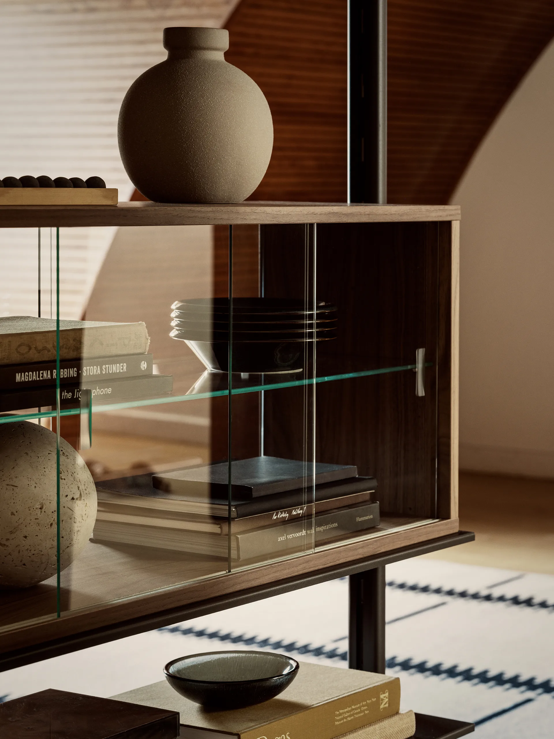 Vitrine Pira, Nogueira-vidro transparente, 70x31 cm, 4 portas Pira