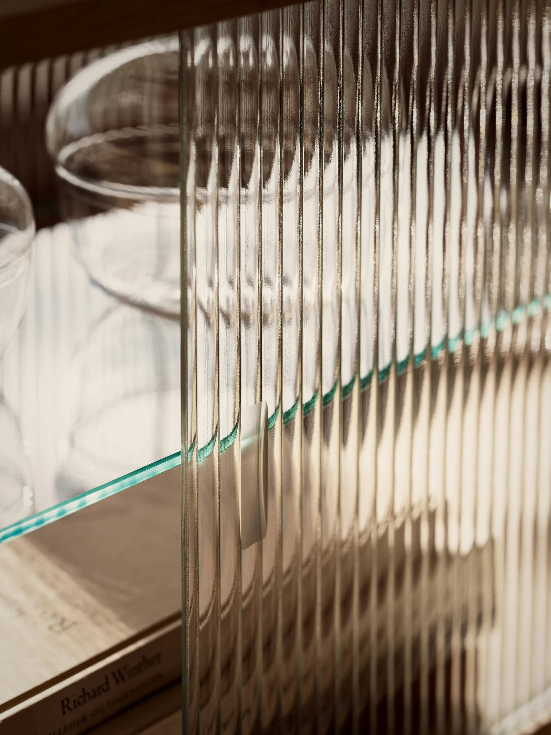 Vitrine Pira, Nogueira–vidro canelado, 70×31 cm, costas de vidro Pira