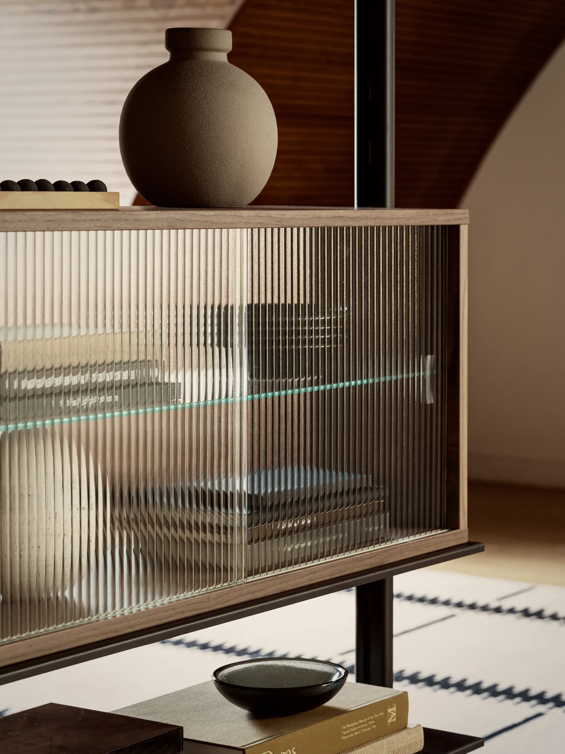 Vitrine Pira, Nogueira–vidro canelado, 90x31 cm, 4 portas Pira