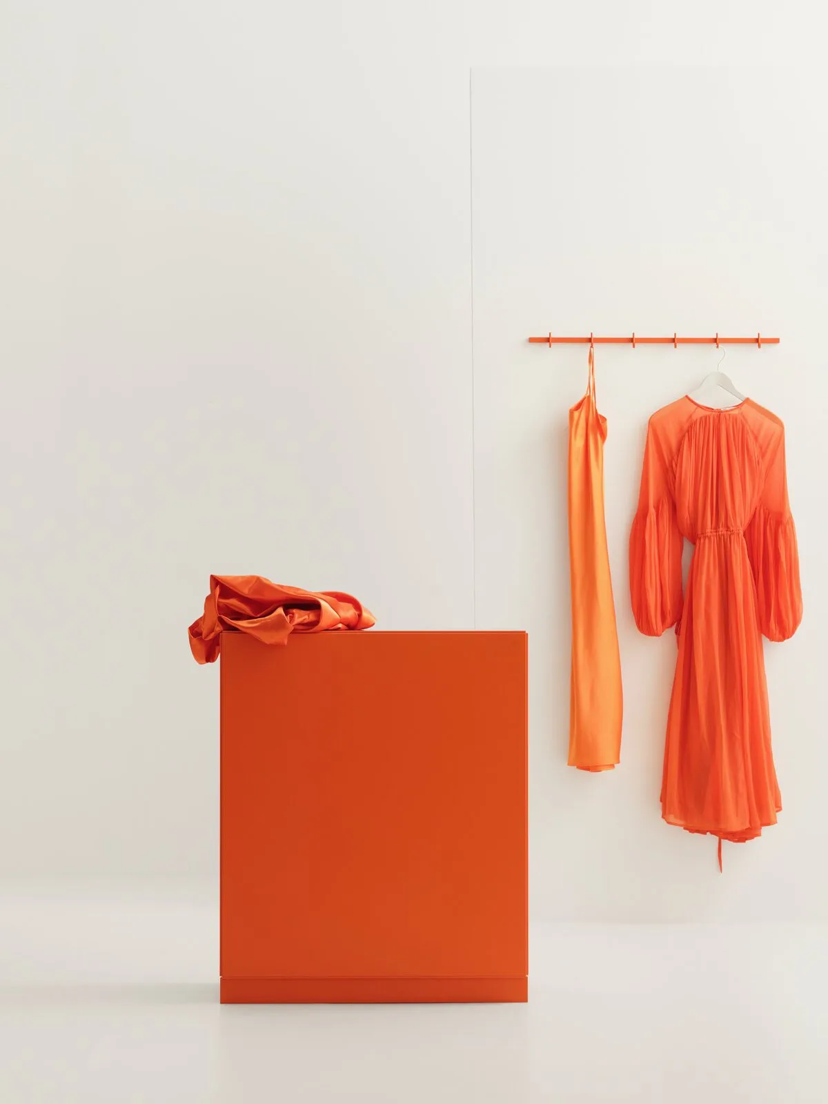 Cómoda Relief alta com pés 41x115 cm laranja,  Relief