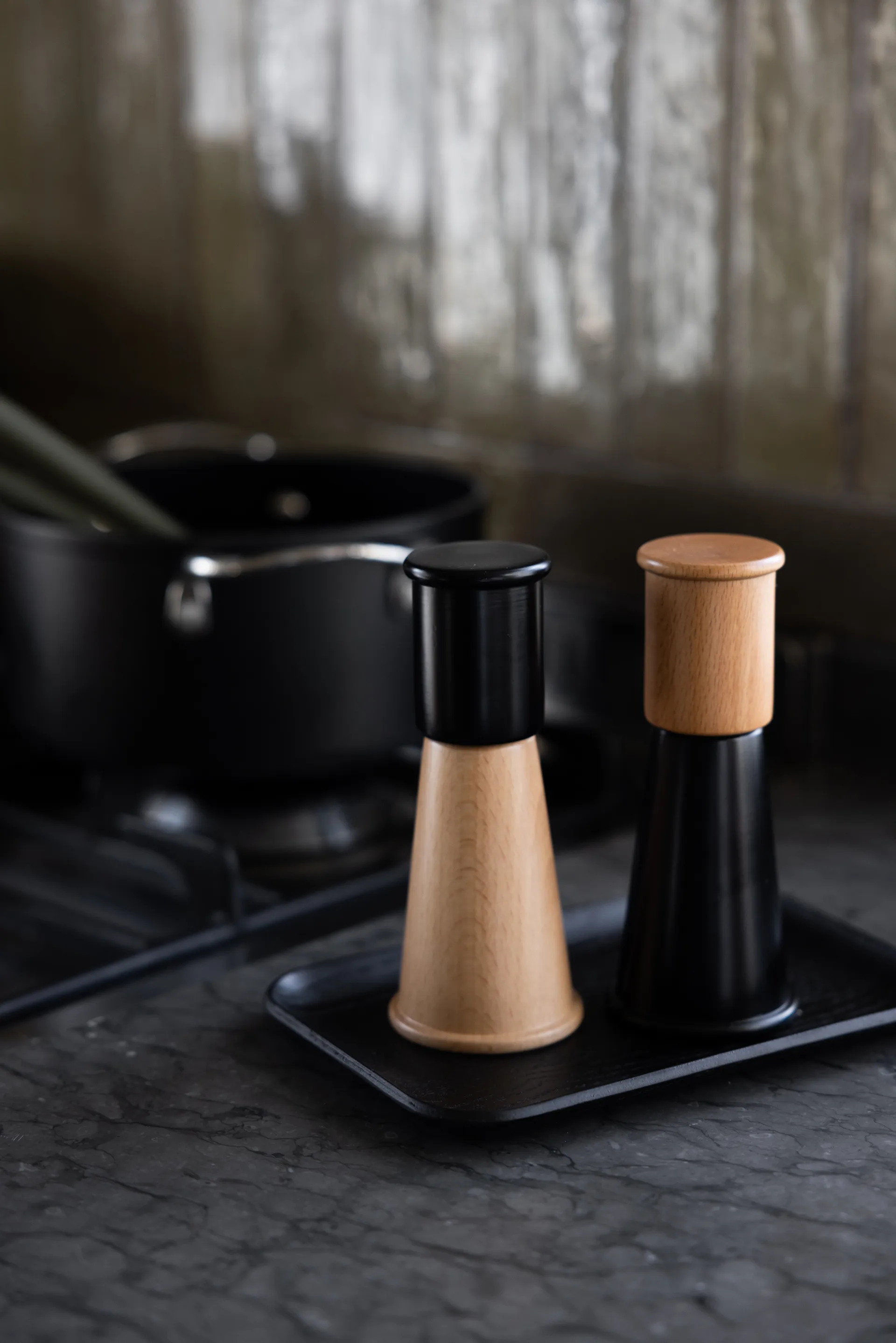 Gurken moinho pequeno para sal e pimenta 2 peças, Preto-castanho Sagaform