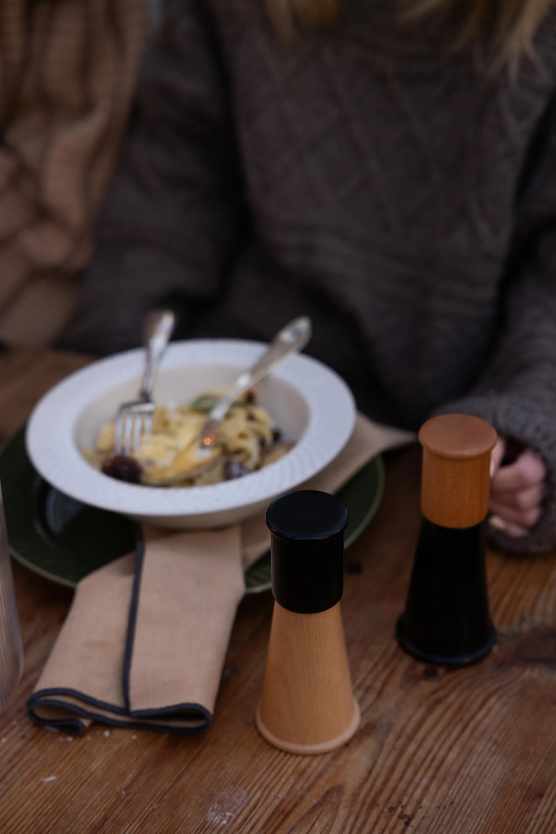 Gurken moinho pequeno para sal e pimenta 2 peças, Preto-castanho Sagaform