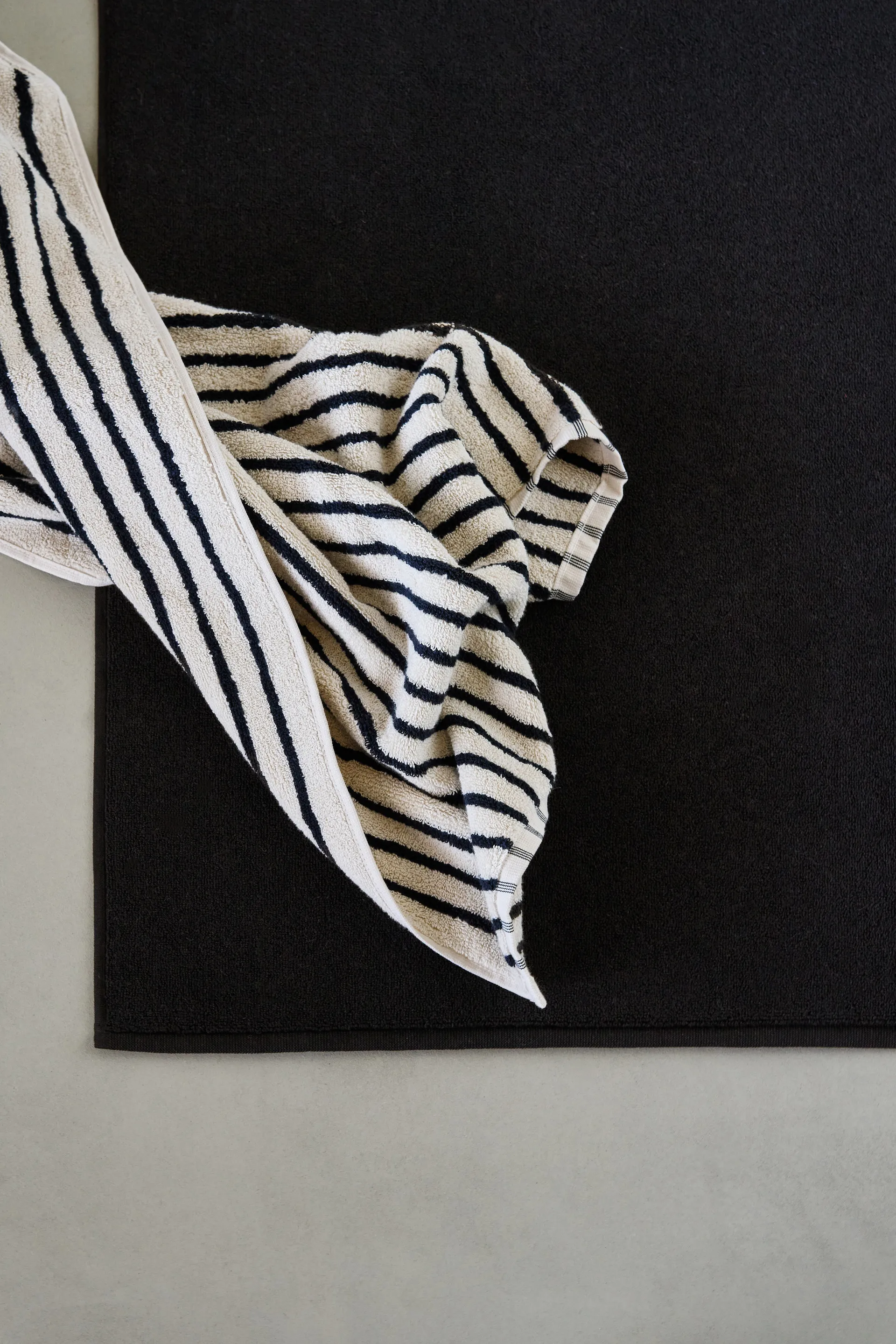 Drift tapete de casa de banho 50x70 cm, Preto Scandi Living