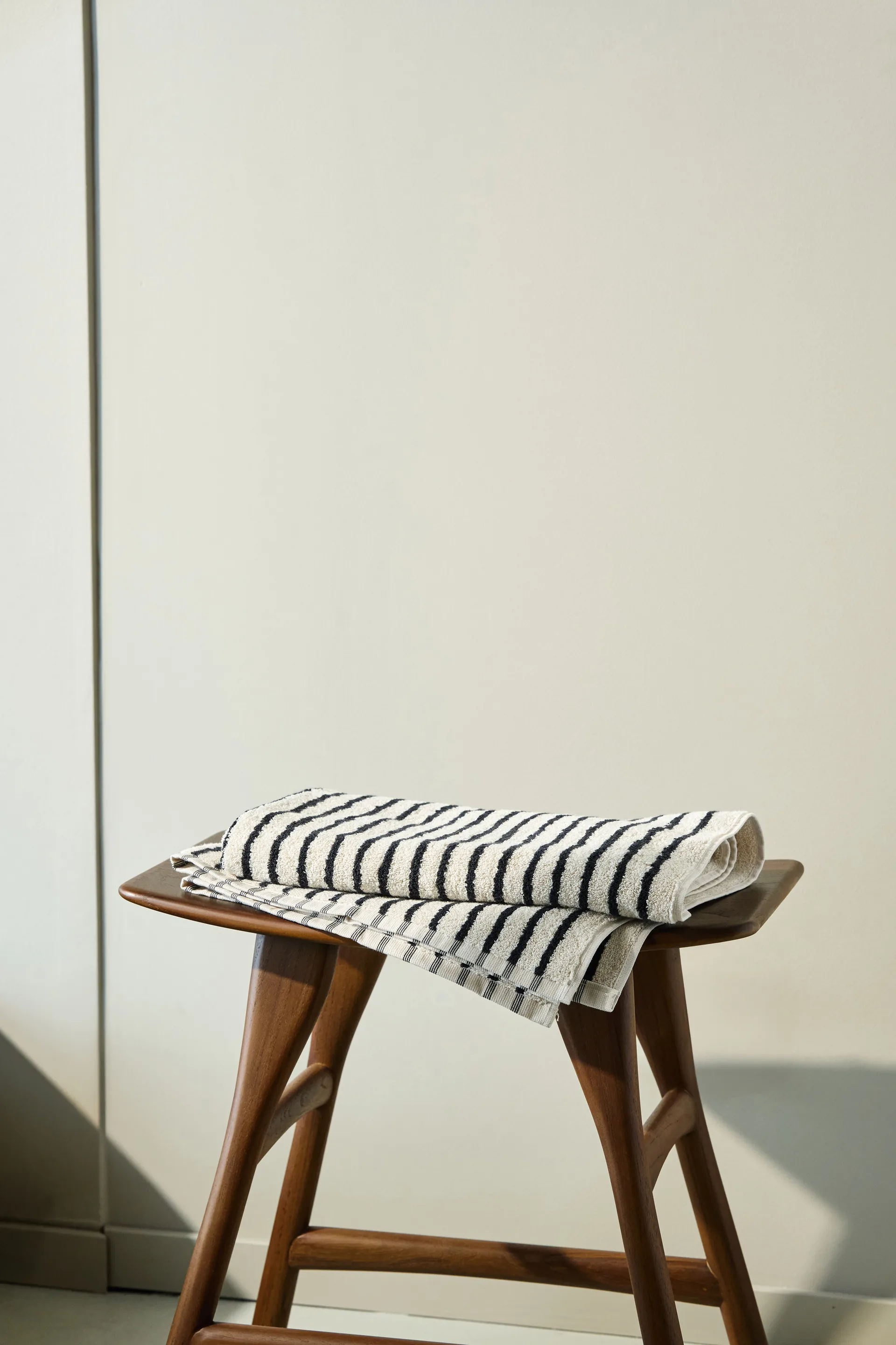 Toalha de banho Drift 70x140 cm, Branco-preto Scandi Living