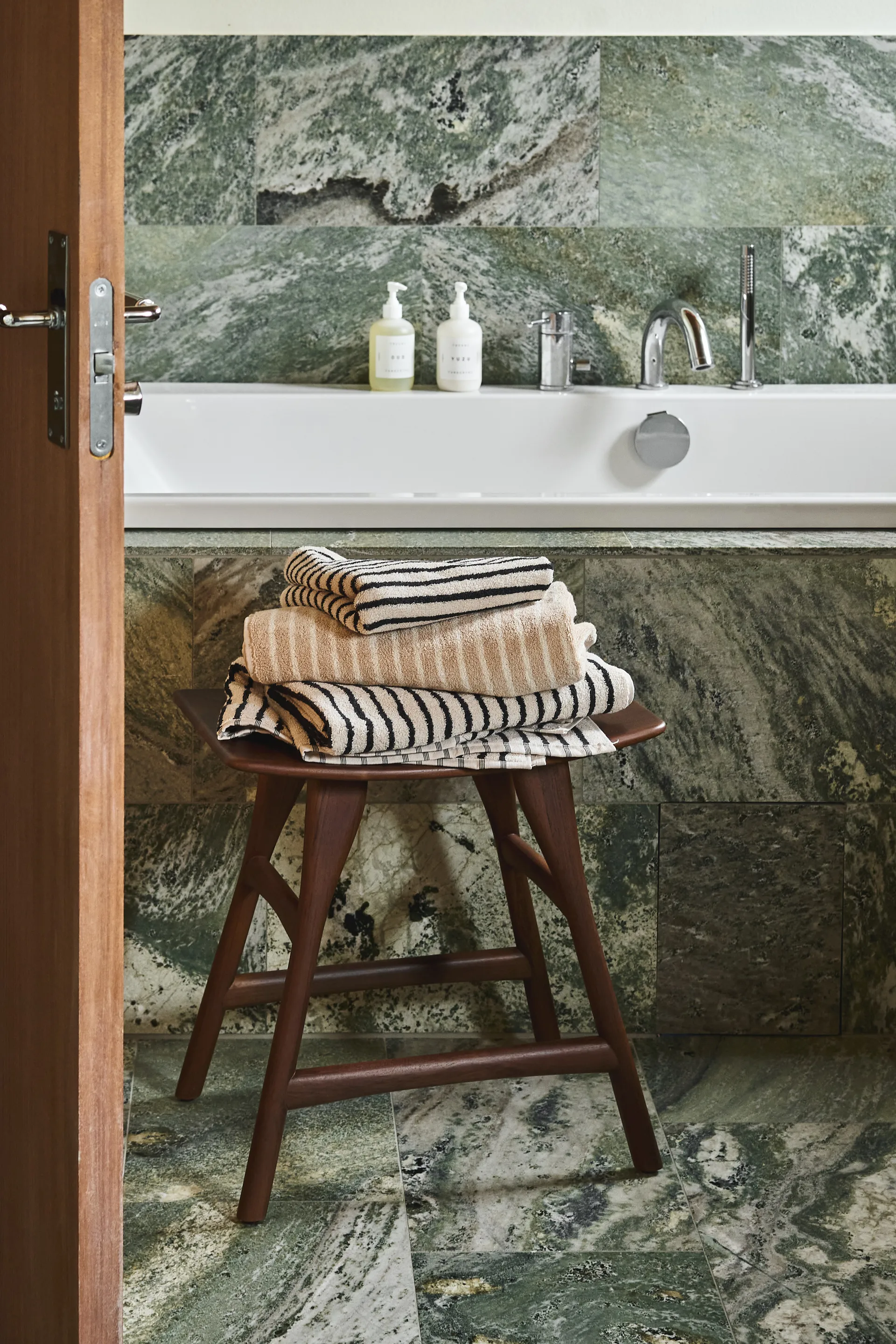 Toalha de banho Drift 70x140 cm, Branco-preto Scandi Living