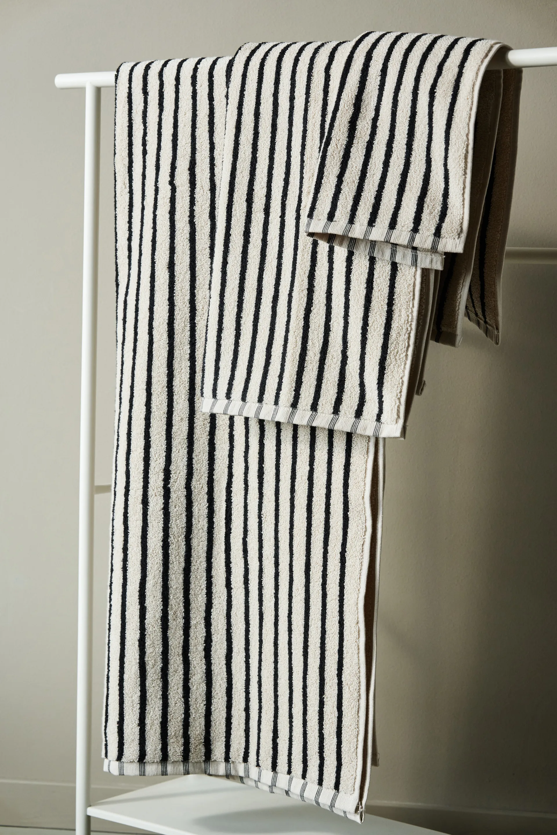 Toalha Drift 30x50 cm, Branco-preto Scandi Living