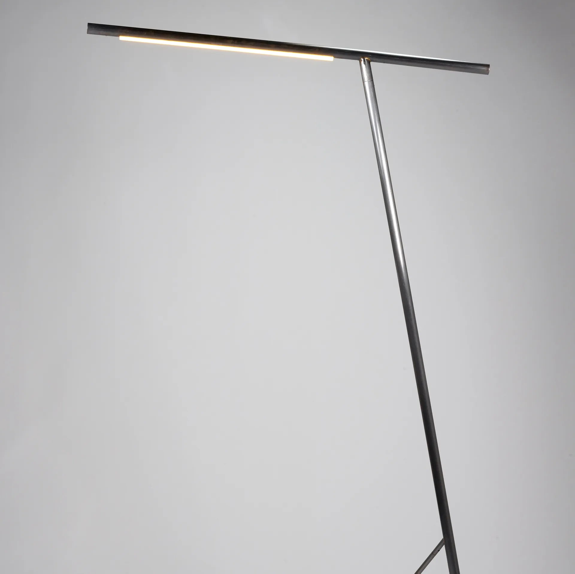 Candeeiro de pé Mattia, Steel-brass Serax