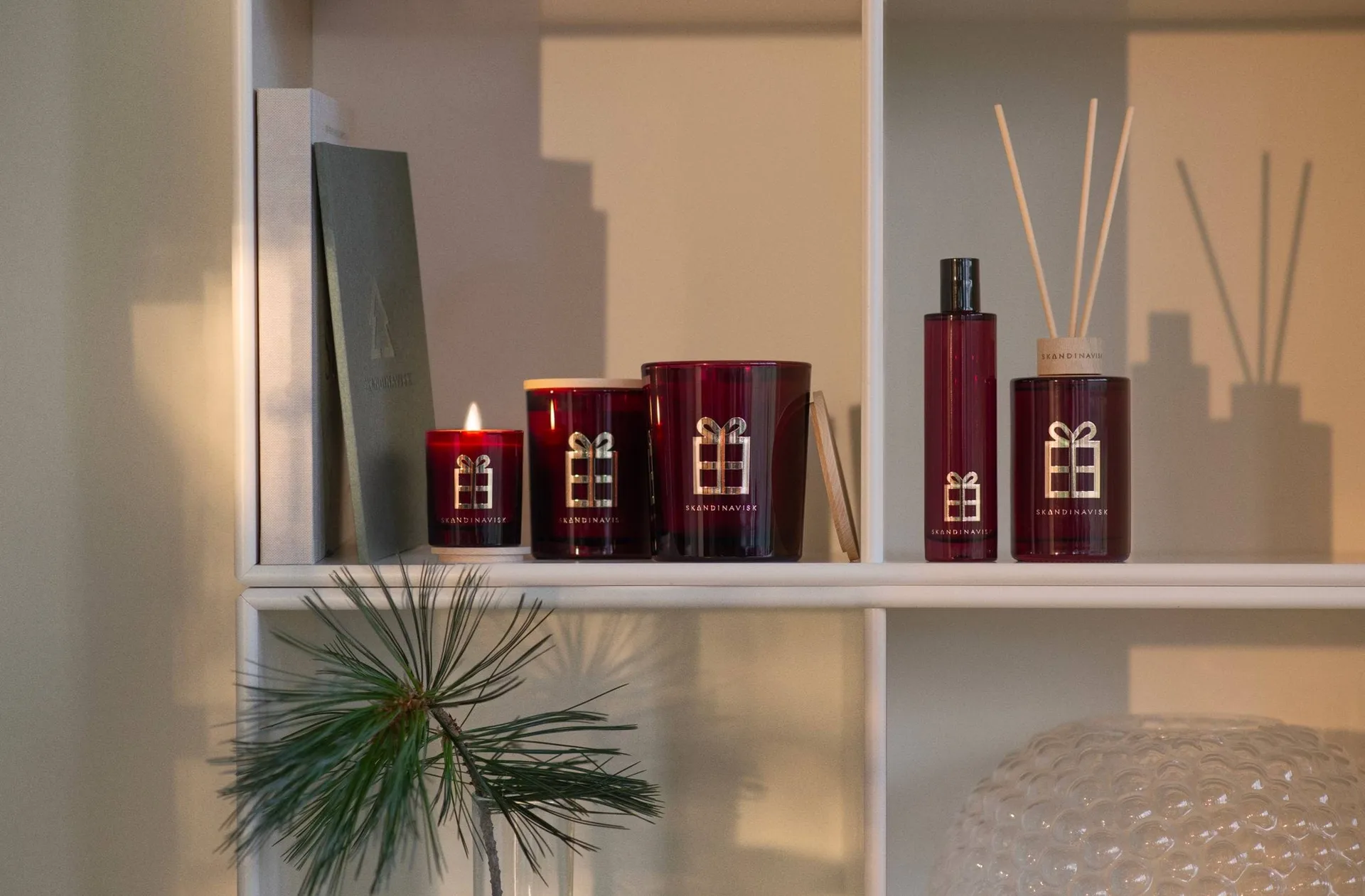 Jul Gold Symbol vela perfumada, 350 g, 2 pavios Skandinavisk