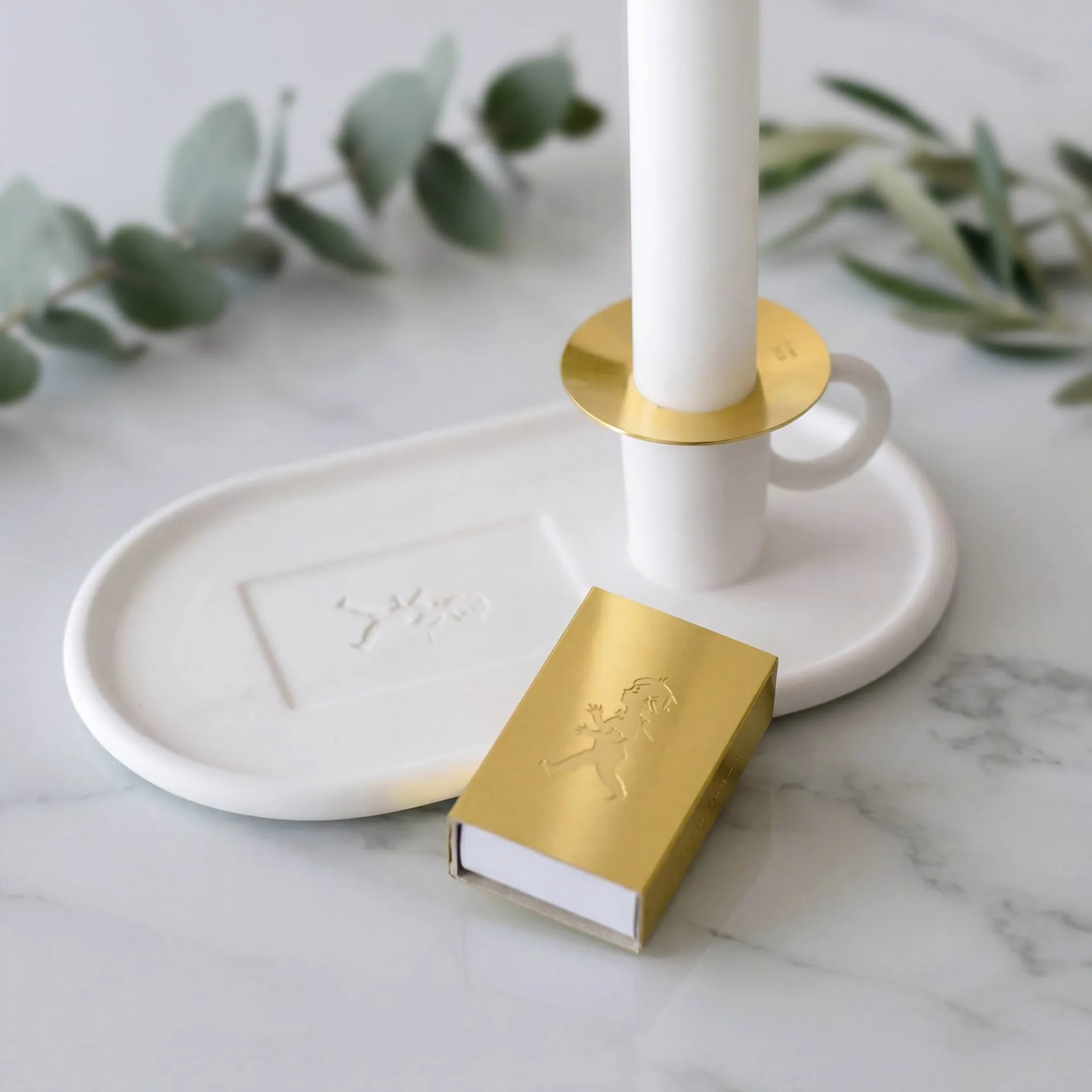 Castical de câmara com estojo de fósforos, Branco  Solstickan Design