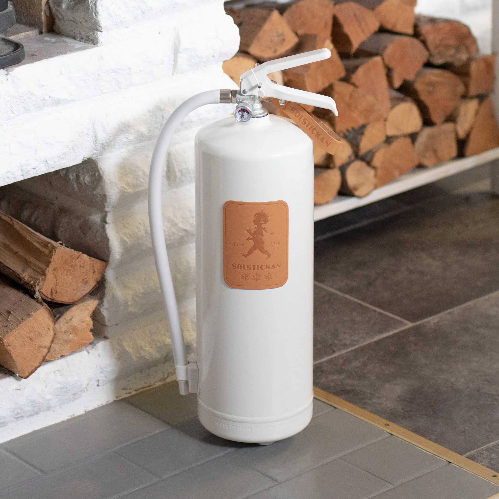 Solstickan extintor de incêndio 6 kg, Branco-couro claro Solstickan Design