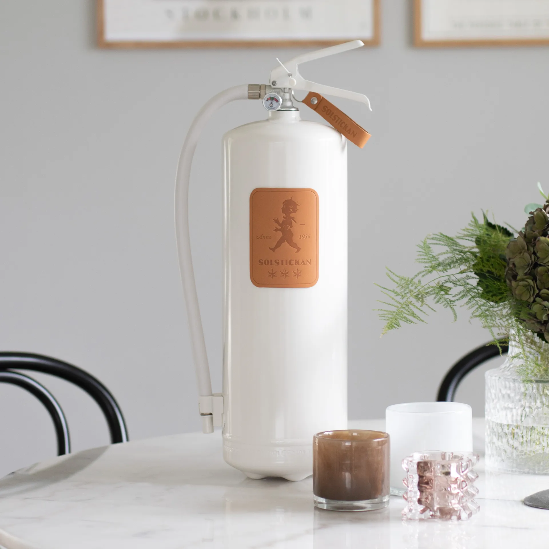 Solstickan extintor de incêndio 6 kg, Branco-couro claro Solstickan Design