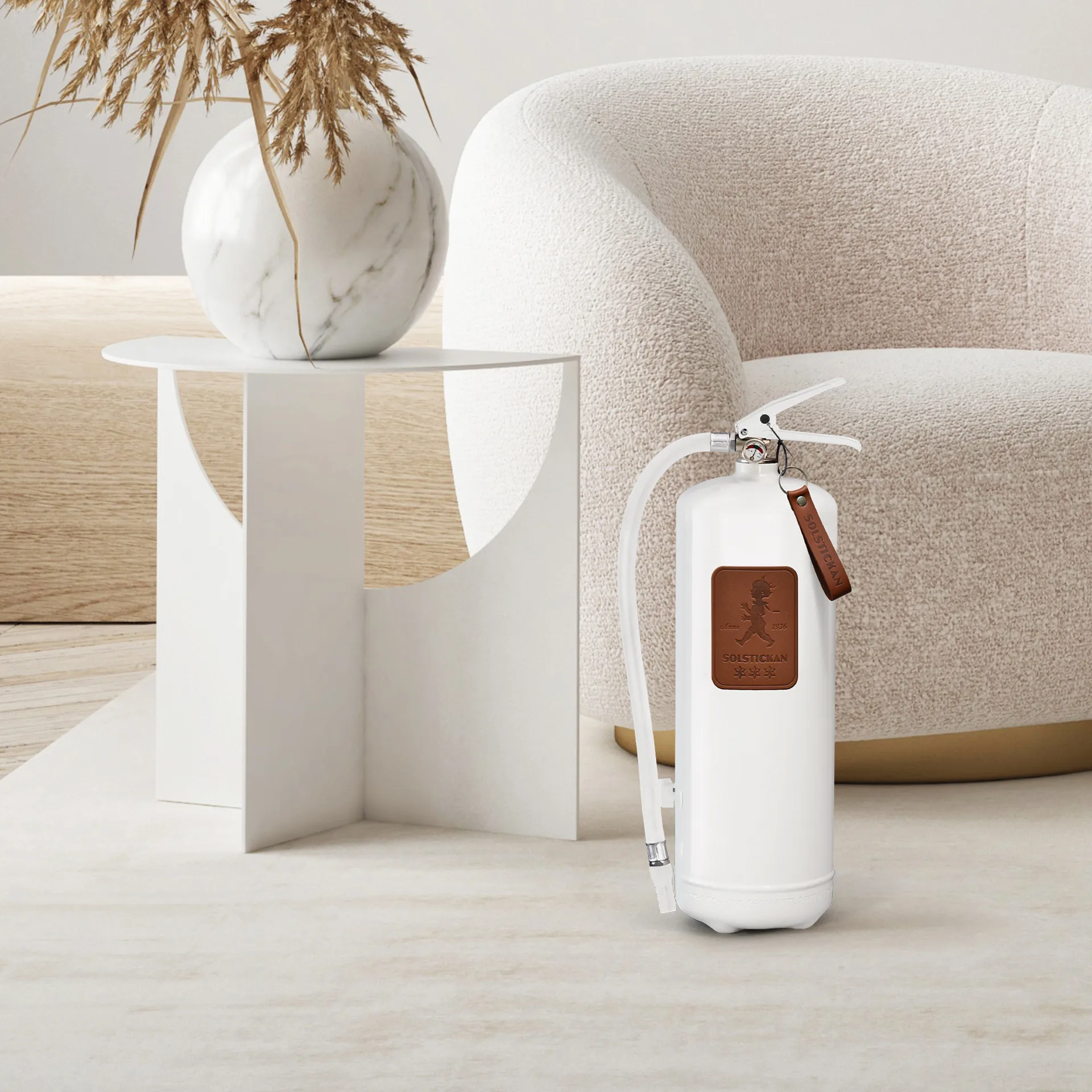 Solstickan extintor de incêndio 6 kg, Branco-couro marrom escuro Solstickan Design