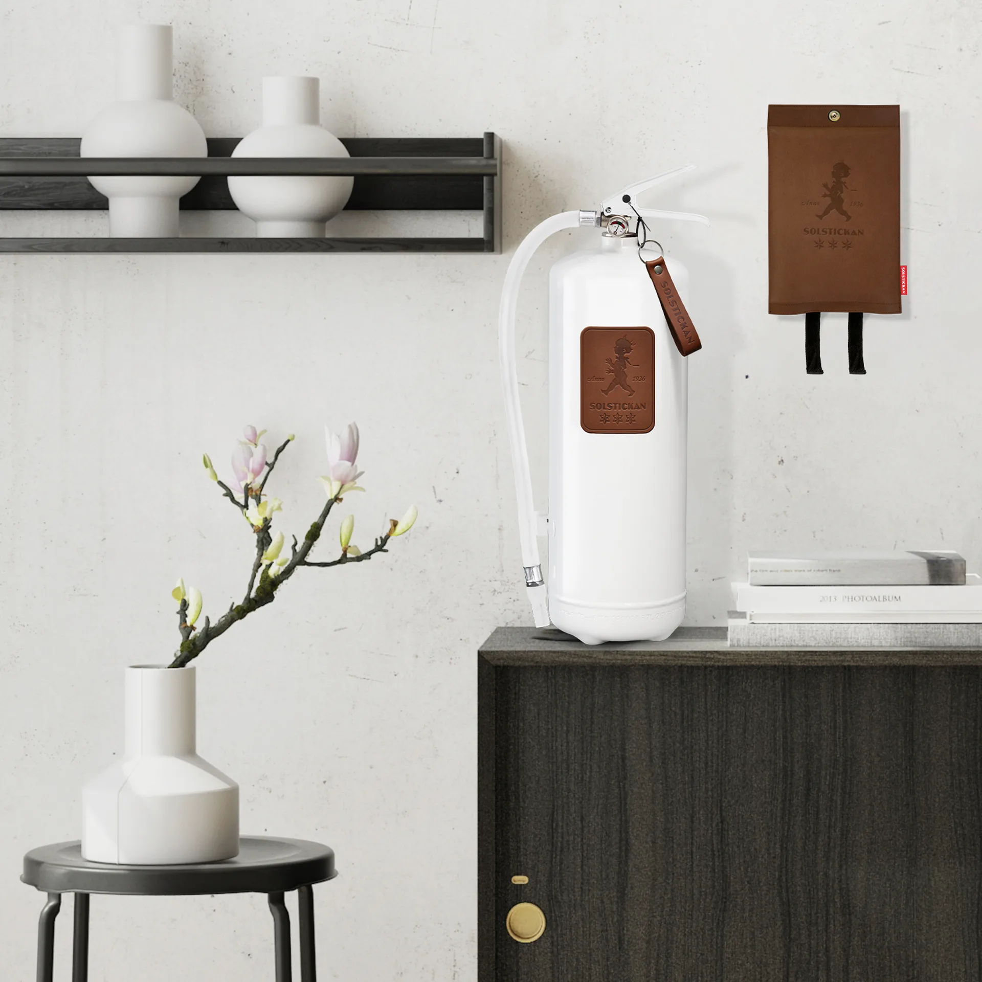 Solstickan extintor de incêndio 6 kg, Branco-couro marrom escuro Solstickan Design