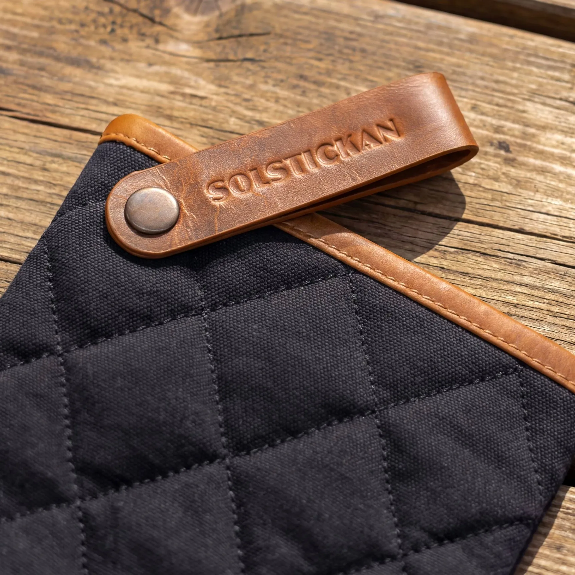 Solstickan luva de forno em lona, Preto Solstickan Design