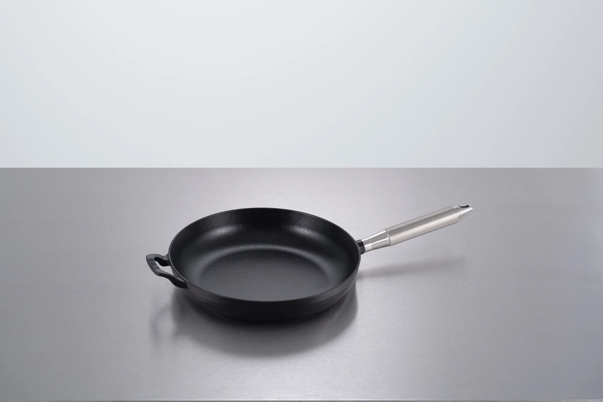 Buster & Punch frigideira de ferro fundido preta Ø28 cm, Puxador de aço STAUB