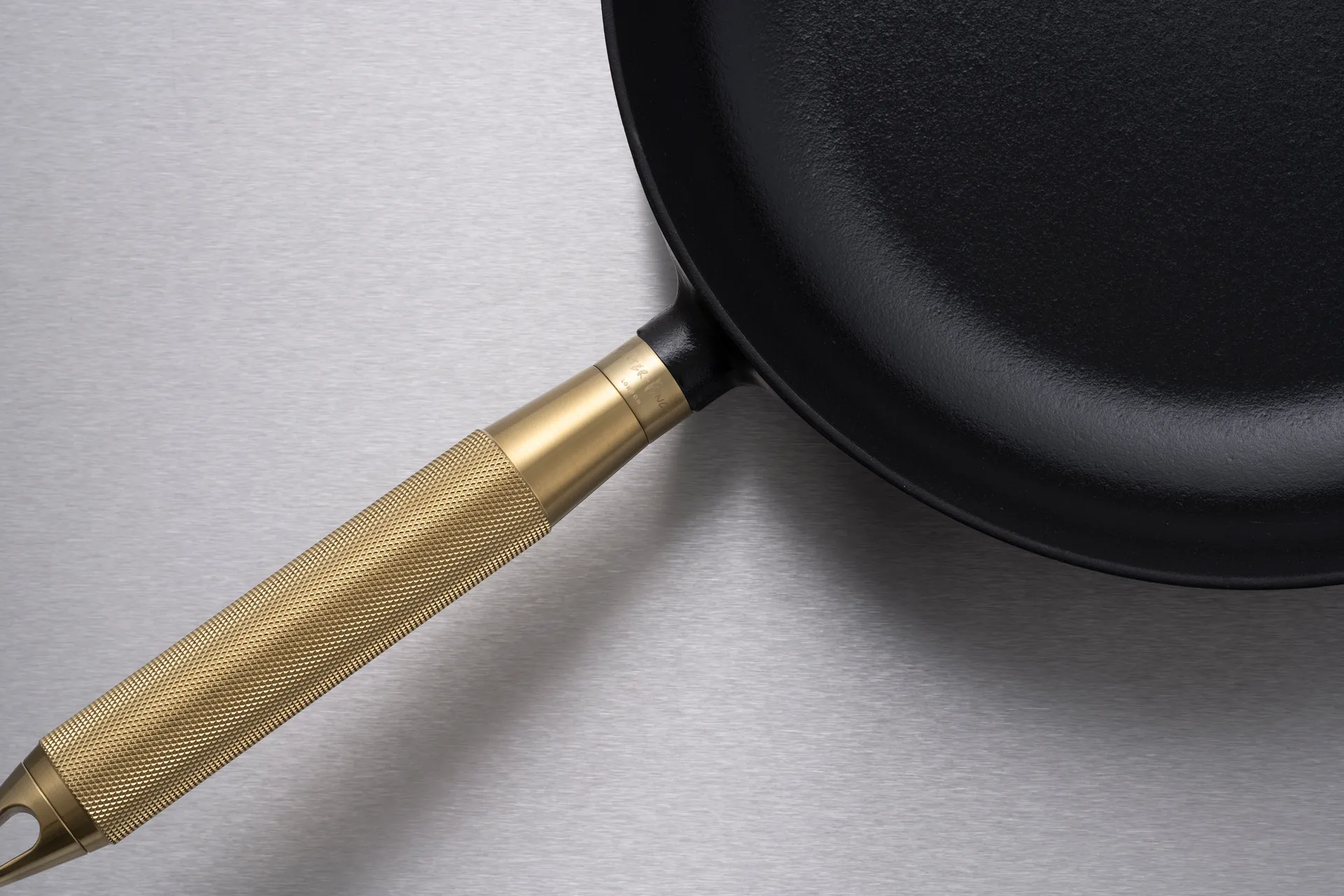 Buster & Punch frigideira de ferro fundido preta Ø28 cm, Puxador de latão STAUB