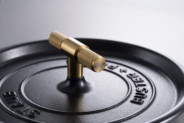 Buster & Punch puxador em forma de T 8 cm - Latão - STAUB