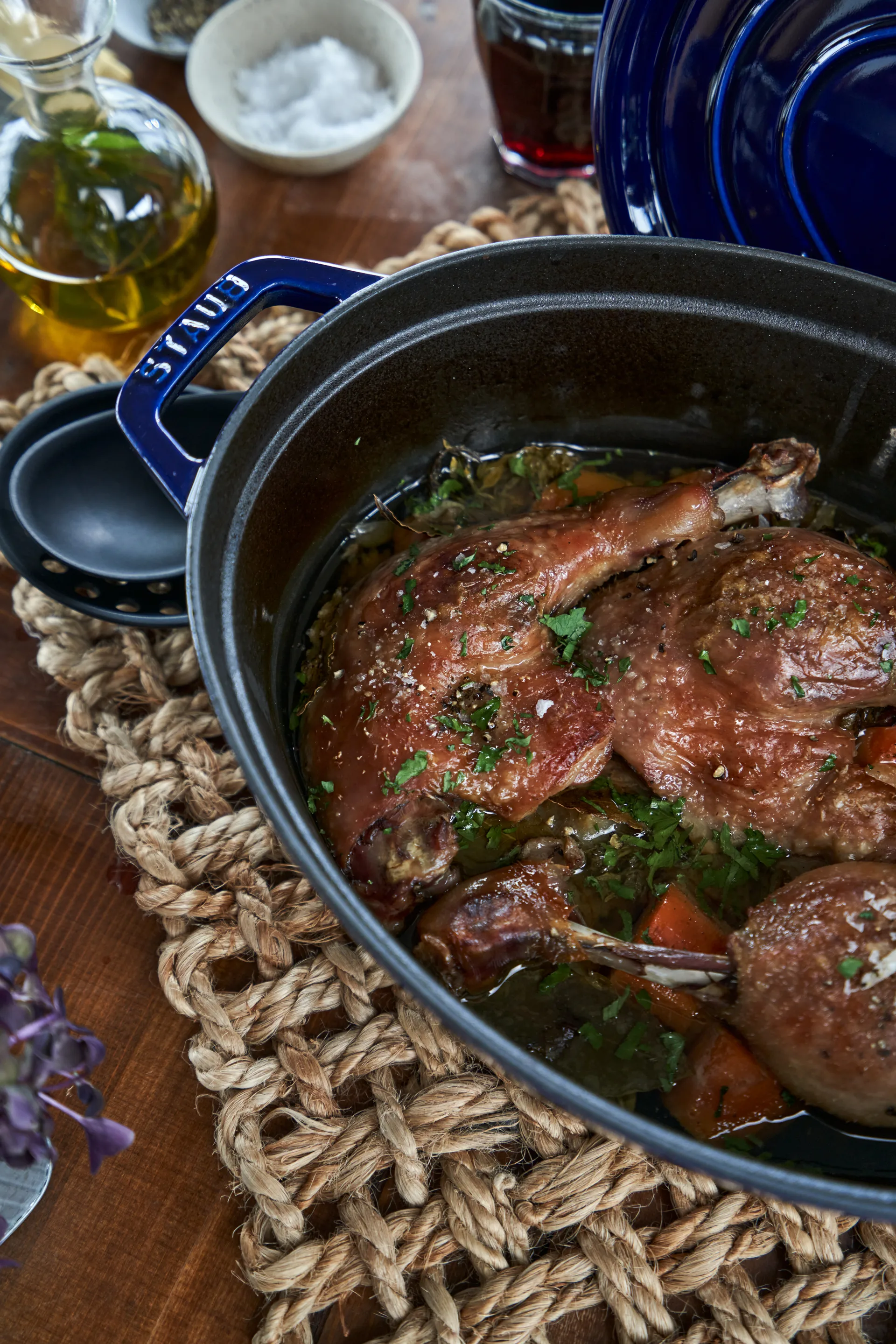 Caçarola para forno oval Staub. Três camadas de esmalte 4,2 l, azul escuro STAUB