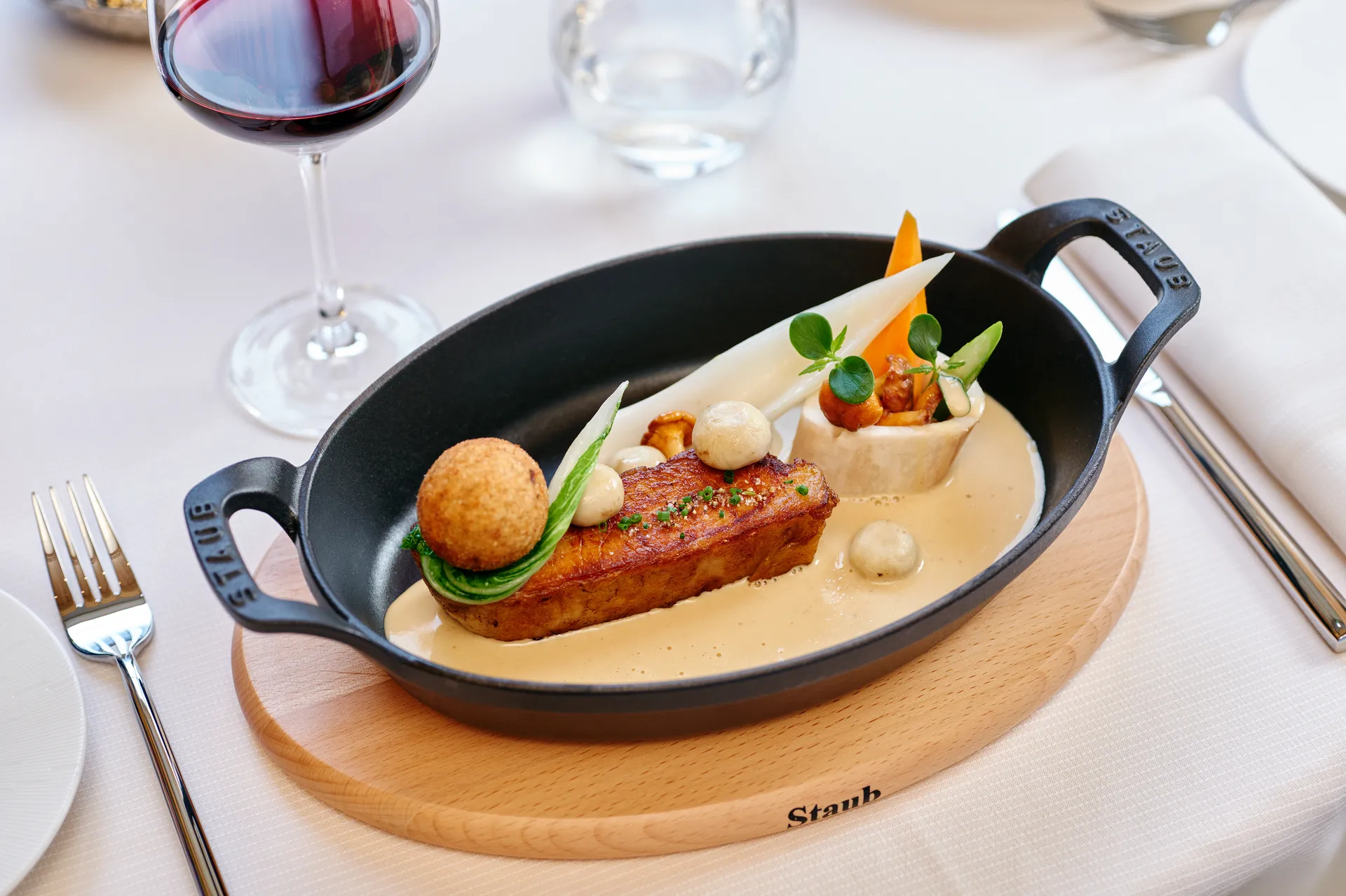 Staub forma oval para forno de ferro fundido 24 cm, Cereja STAUB