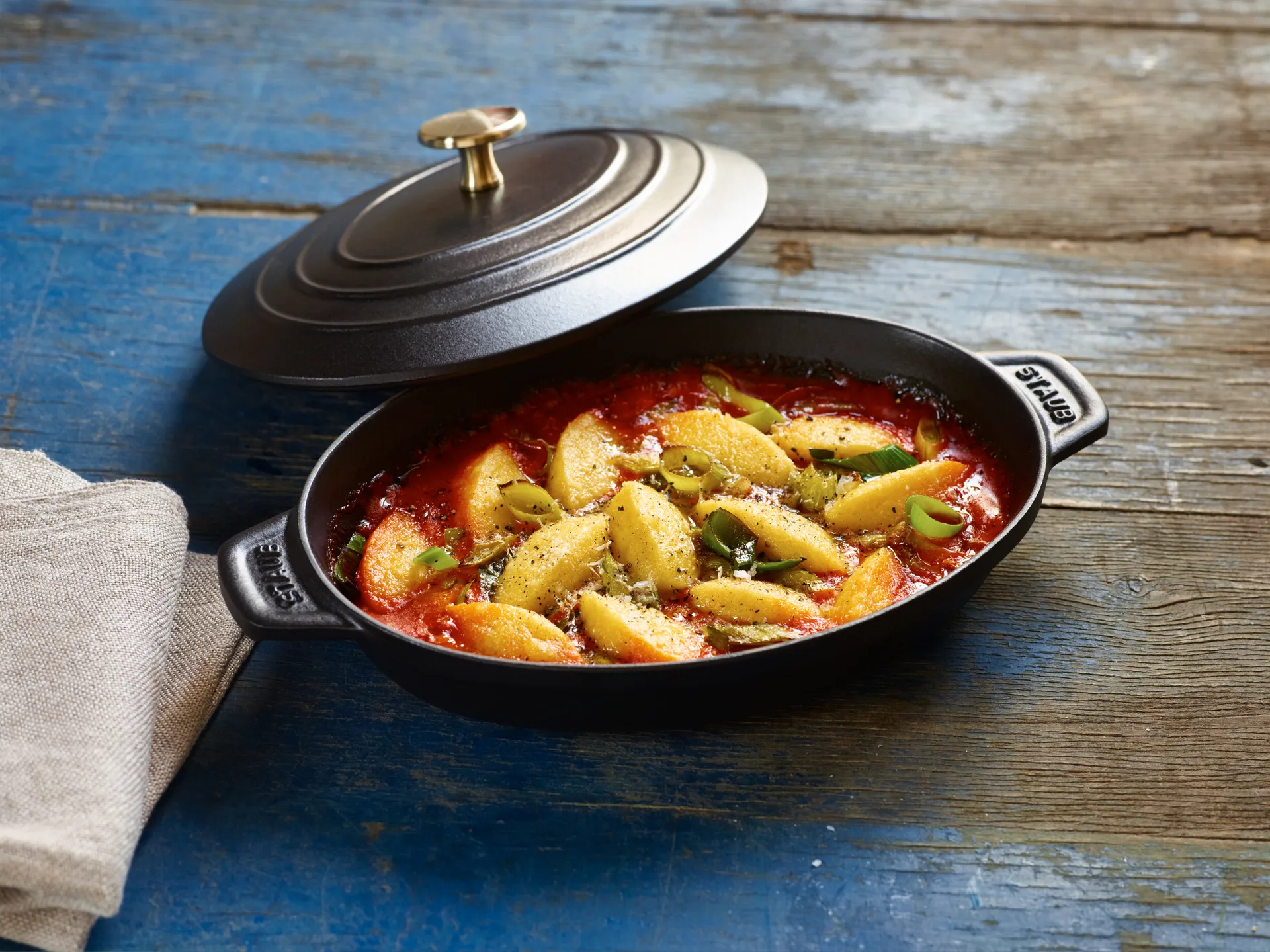 Staub forma para forno de ferro fundido com tampa oval 23cm, Preto STAUB