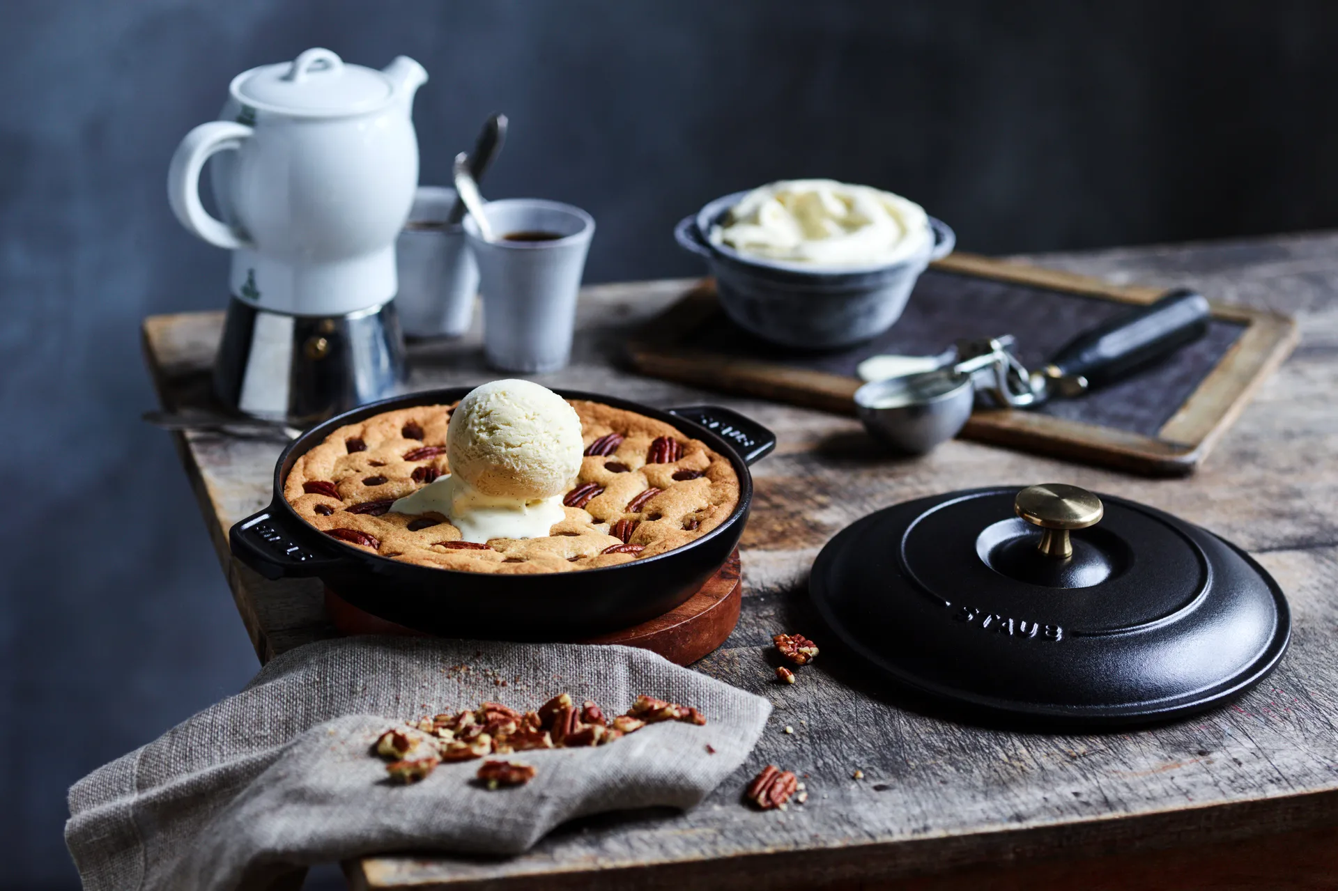 Staub forma para forno de ferro fundido com tampa redonda Ø20 cm, Preto STAUB