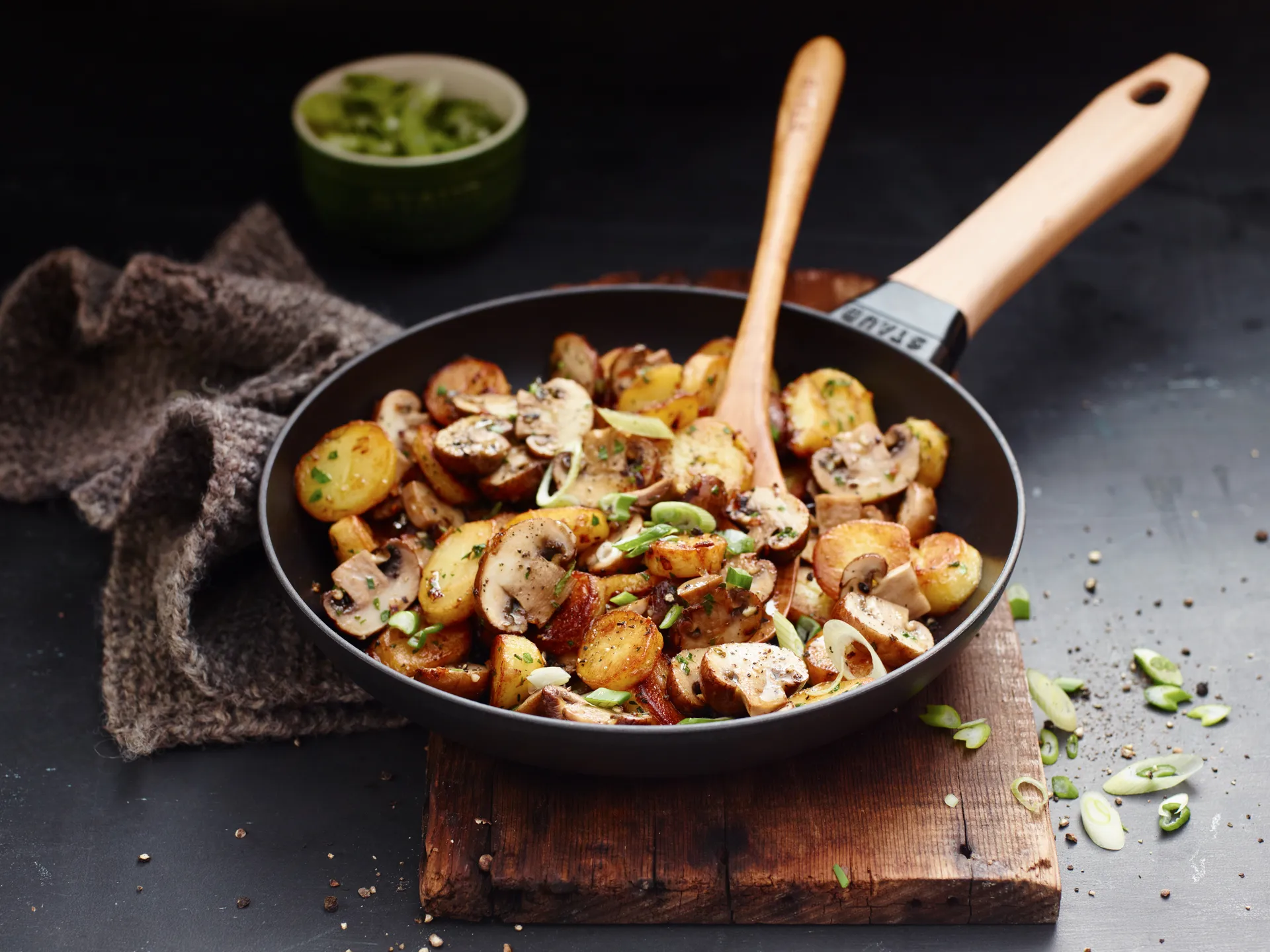 Staub frigideira de ferro fundido preta com cabo de madeira clara, Ø24 cm STAUB