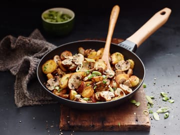 Staub frigideira de ferro fundido preta com cabo de madeira clara - Ø24 cm - STAUB