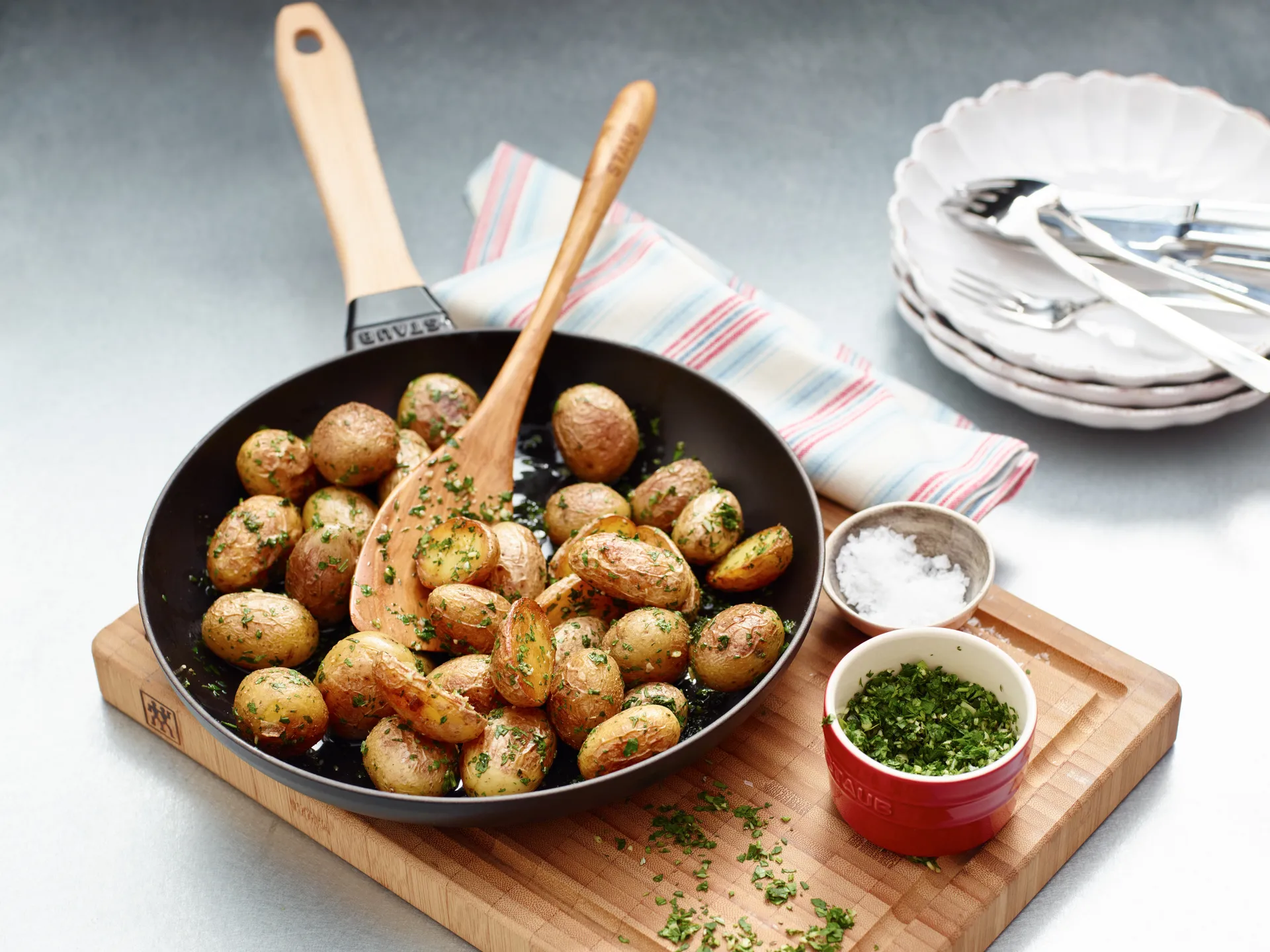 Staub frigideira de ferro fundido preta com cabo de madeira clara, Ø26 cm STAUB