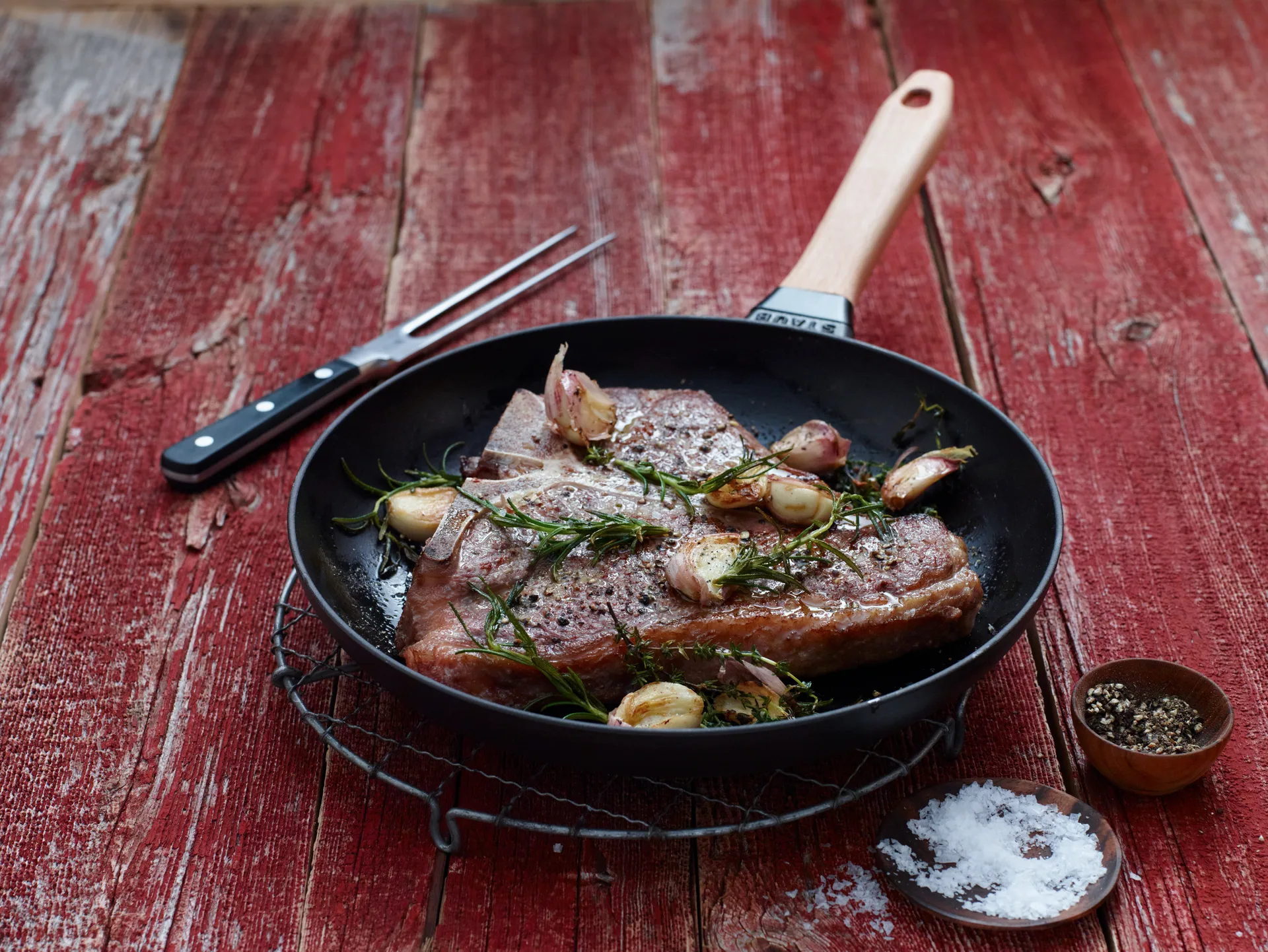 Staub frigideira de ferro fundido preta com cabo de madeira clara, Ø28 cm STAUB