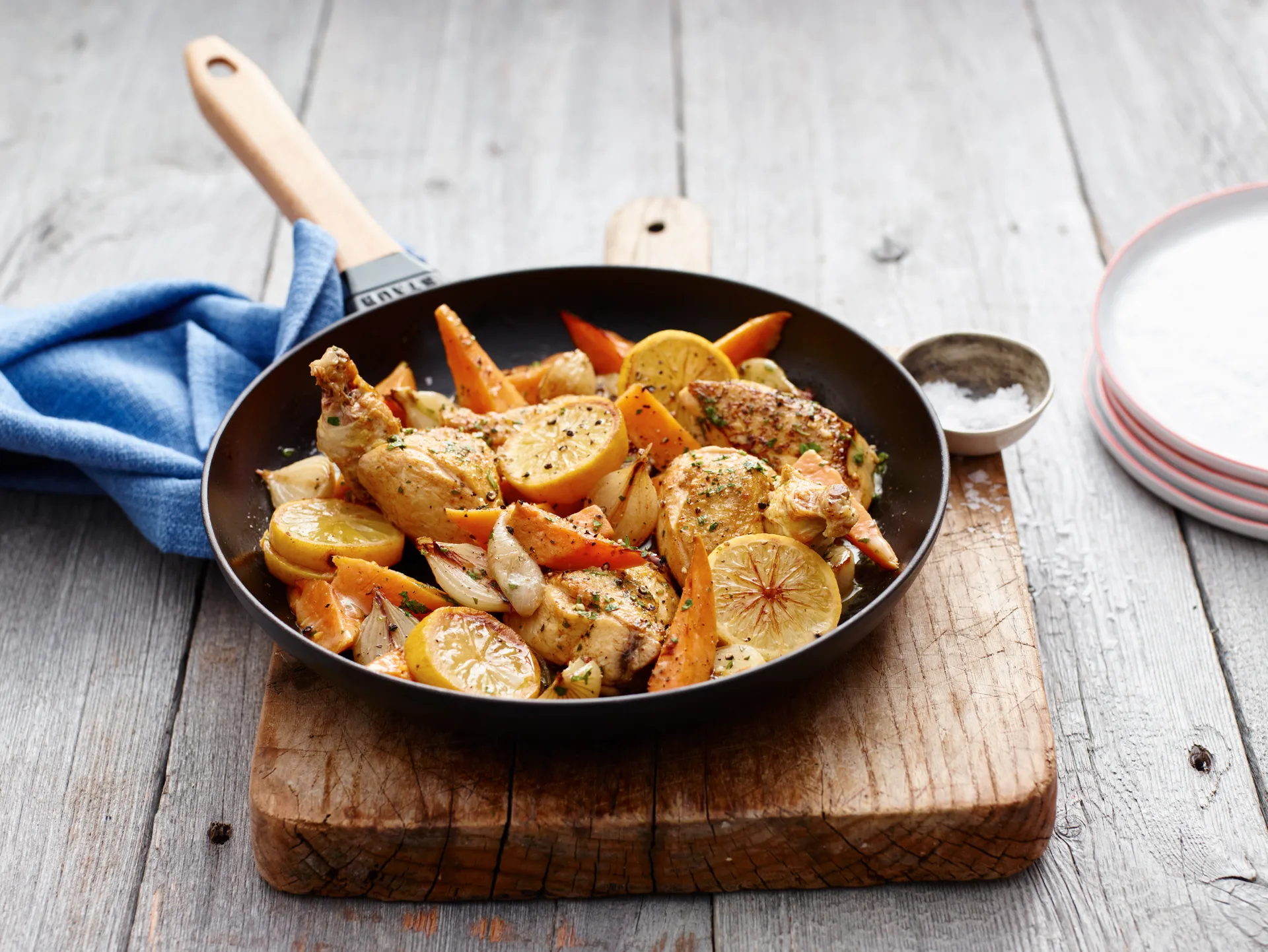 Staub frigideira de ferro fundido preta com cabo de madeira clara, Ø28 cm STAUB