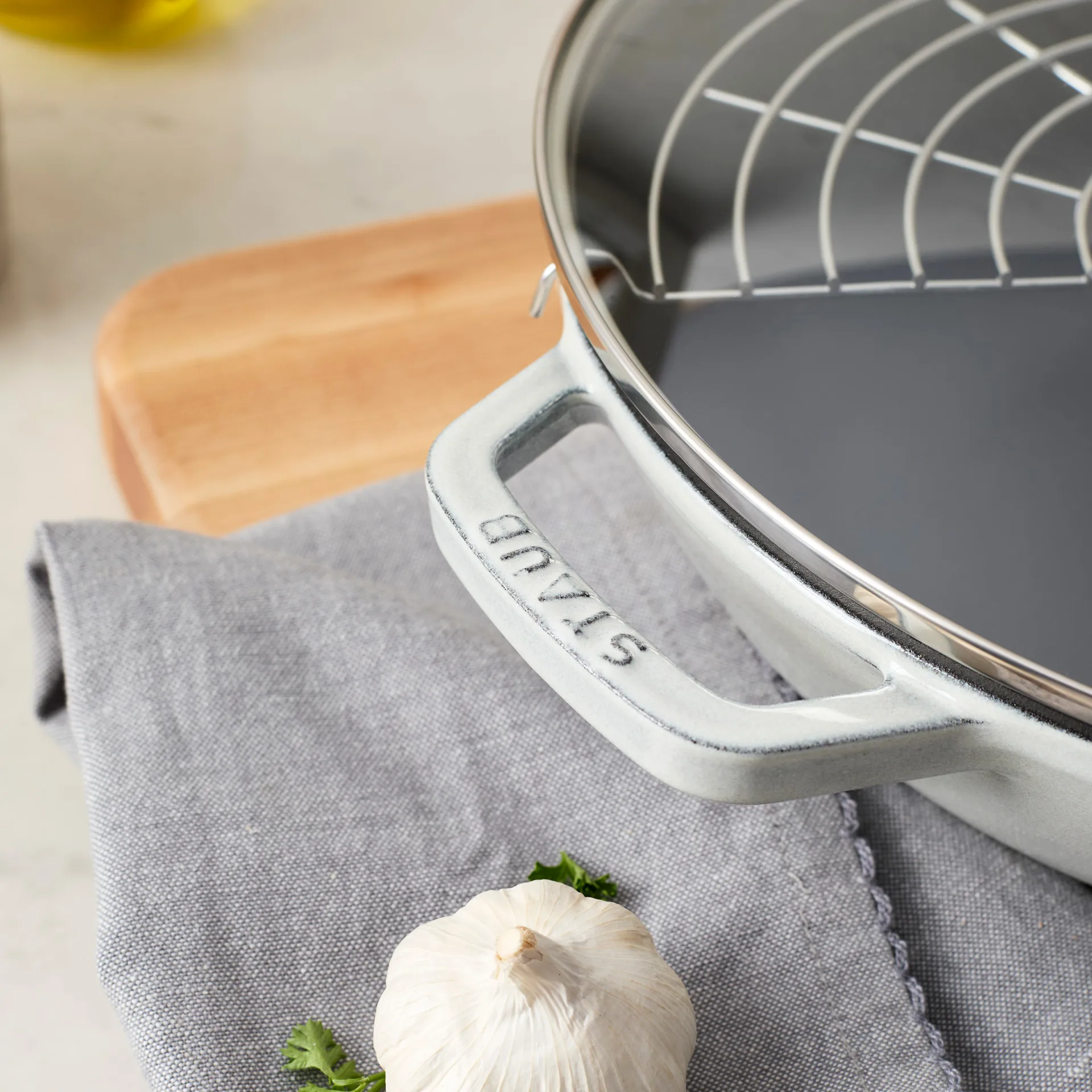 Staub wok de ferro fundido com tampa de vidro Ø30 cm, Trufa branca STAUB