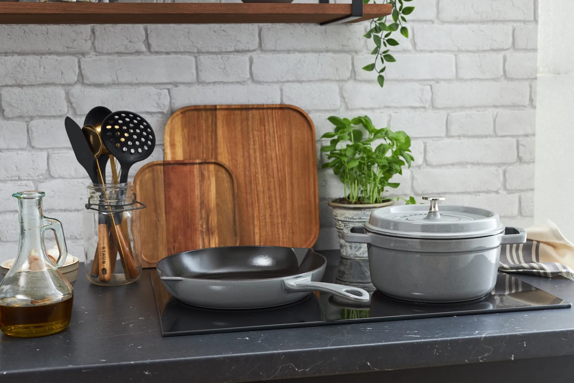 Stoab frigideira de ferro fundido com bico de despejo Ø26 cm, Cinza grafite STAUB