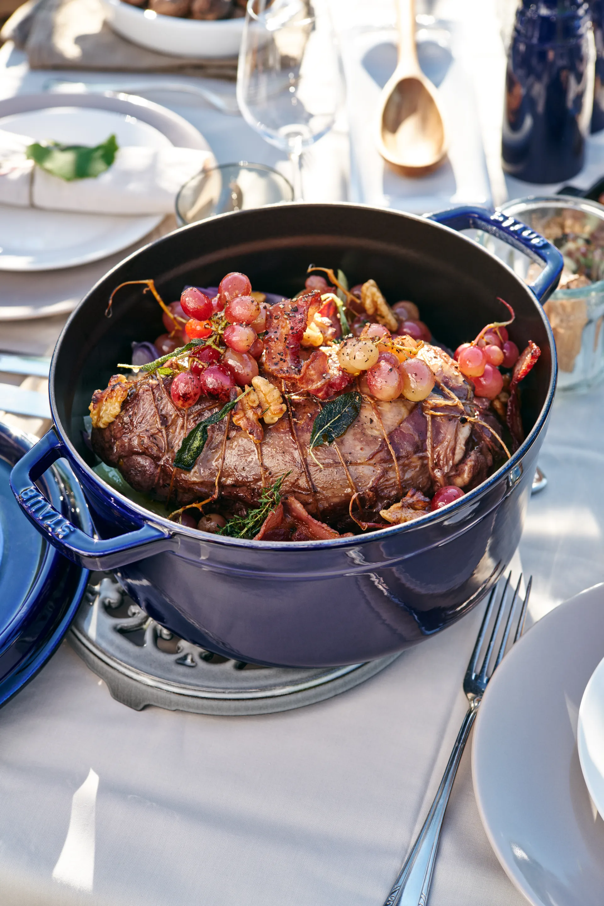 Travessa para forno redonda Staub Três camadas de esmalte 5,2 l, azul escuro STAUB