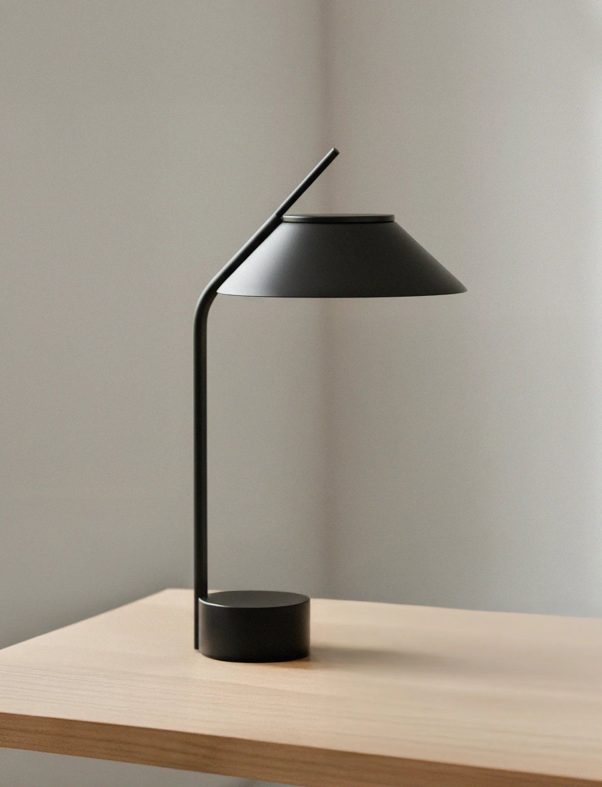 Vinkel LED candeeiro de mesa portátil, Preto Stelton